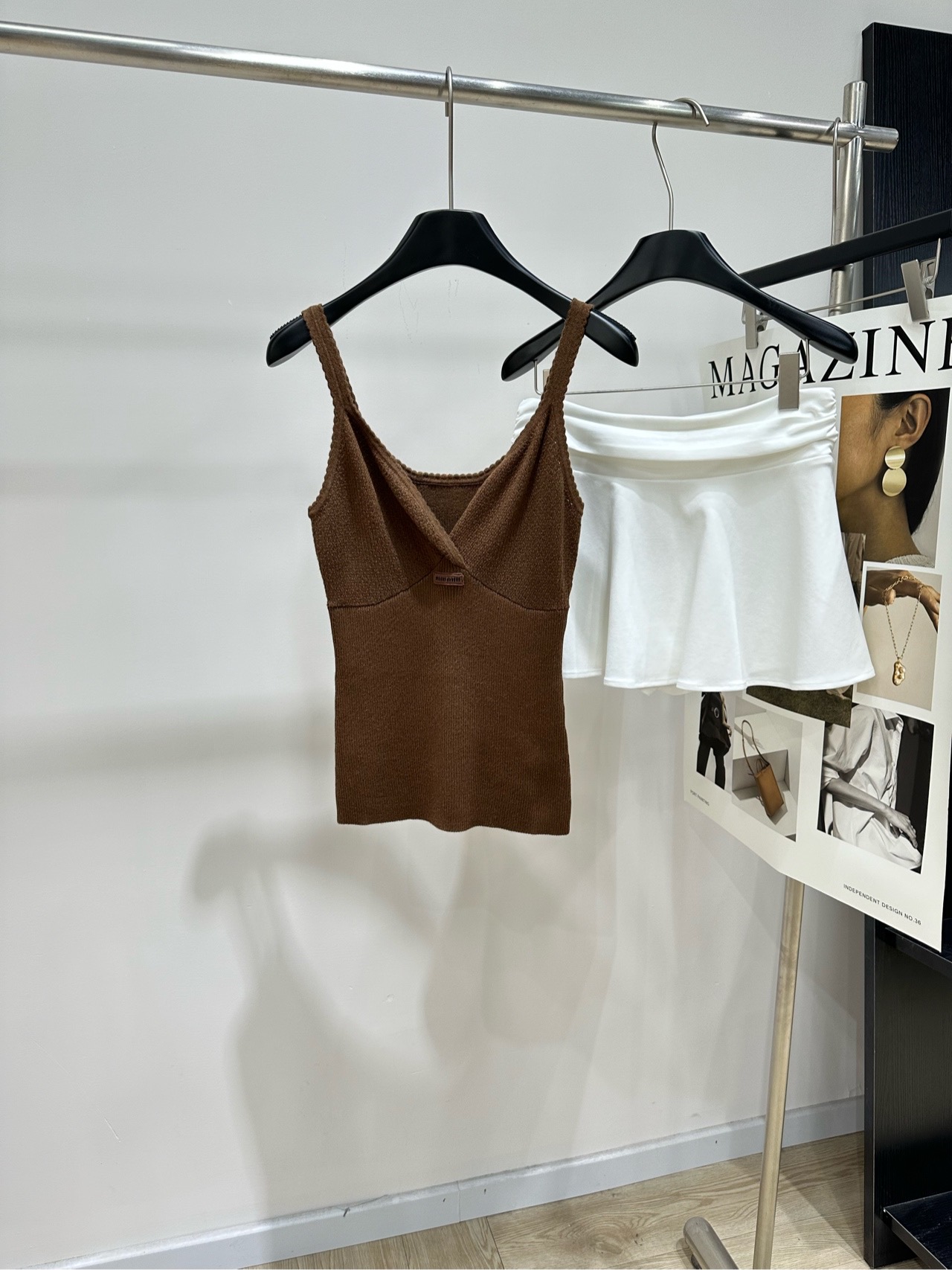 NO:805251,[M coffee color logo deep V knitted suspender], fabric Tencel cotton wool color coffee Miu* This coffee color V-neck knitted vest soft knitted fabric, close-fitting and comfortable, perfect for spring and summer!  V-neck + chest logo design, full of details. Slim cut, can be worn alone or layered. Easily create Korean lazy style or commuting style. Light blue is fresh and versatile, paired with high-waisted skirts or wide-leg pants. Switch between gentle or hot girl style at will~ Easily manage daily commuting and leisure. Flat size S Bust 68 elastic, length 56 M Bust 72 elastic, length 57 L Bust 76 elastic, length 58  There will be an error of 2~3% due to manual measurement, which is within the normal range,,miumiu,skirts,19860909【M咖色徽标深V针织吊带】 ,面料天丝棉羊毛 颜色咖色 Miu* 这款咖色V领针织背心 柔软针织面料,贴身舒适 春夏穿超合适！ V领+胸前徽标设计,细节感满满 修身剪裁,单穿or叠穿都OK 轻松打造韩系慵懒风or通勤风 浅蓝色清新百搭,配高腰短裙or阔腿裤 温柔or辣妹风随心切换～ 日常通勤、休闲都能轻松驾驭 平铺尺码 S胸围68弹力,衣长56 M胸围72弹力,衣长57 L胸围76弹力,衣长58 手工测量会有2~3误差属于正常范围,,miumiu,skirts,,Women's clothing