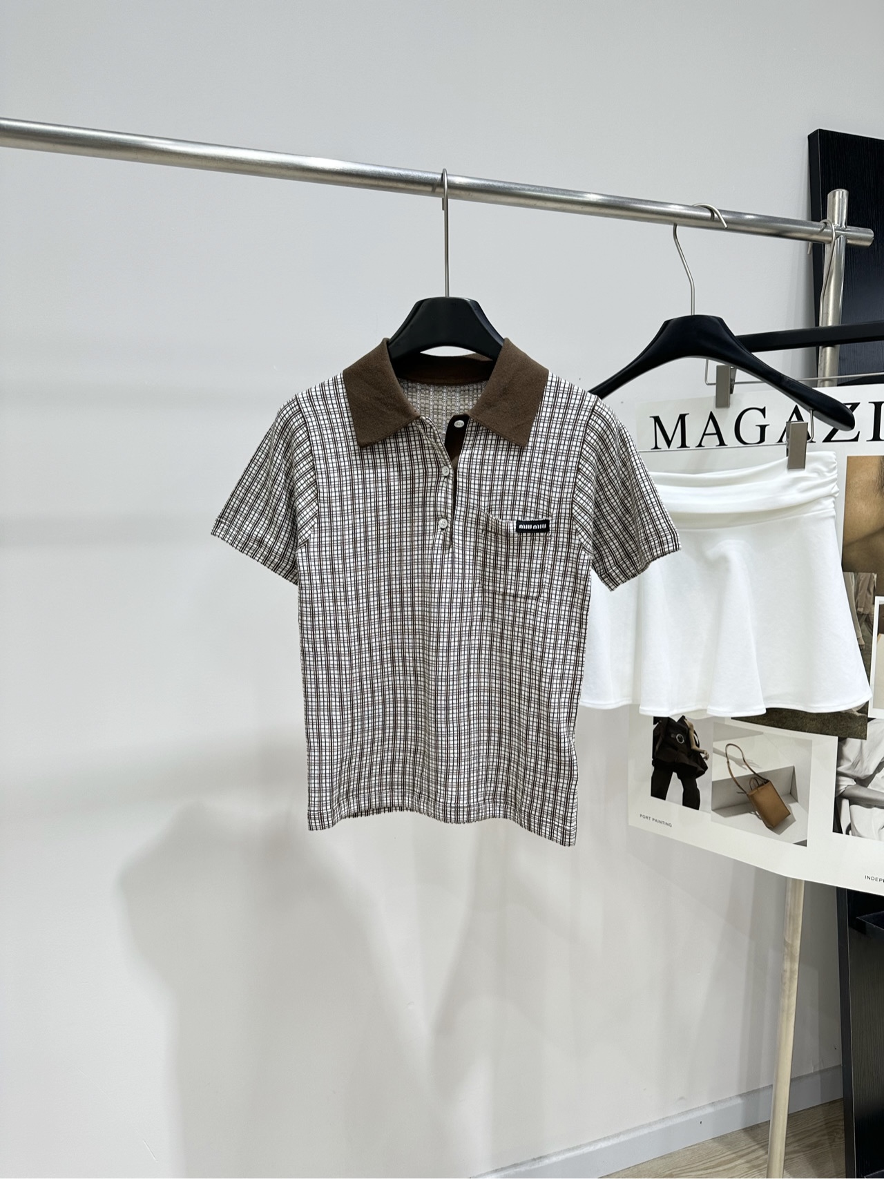 NO:805257,[M brown plaid polo knitted short-sleeved top], fabric cashmere + mulberry silk, color brown plaid Miu*26SS spring and summer series plaid Polo soft knitted fabric, skin-friendly and breathable, super comfortable for daily wear!  Brown and white plaid + contrasting lapels, full of retro college style. The small logo on the chest is very recognizable. The short-sleeved loose cut is OK to wear alone or layered. You can easily create a sweet cool or retro style. Pair with pleated skirts, work skirts or casual pants. It can be easily used for commuting, dating, and going out. Practical and stylish, a must-have for fashionable girls!  Flat size S shoulder width 34, bust 78 stretch, length 54, sleeve length 20 M shoulder width 35, chest 82 stretch, length 55, sleeve length 21 L shoulder width 36, bust 86 stretch, length 56, sleeve length 22 There will be an error of 2 to 3cm in manual measurement, which is within the normal range,,miumiu,skirts,T-shirt,19860909【M棕色格纹polo针织短袖上衣】 ,面料羊绒+桑蚕丝 颜色棕色格纹 Miu*26SS春夏系列格纹Polo 柔软针织面料,亲肤透气,日常穿着超舒适！ 棕白格纹+撞色翻领,复古学院风满满 胸口小徽标超有辨识度 短袖宽松剪裁,单穿或叠穿都很OK 轻松打造甜酷or复古风 搭配百褶裙、工装裙或休闲裤 通勤、约会、出街都能轻松驾驭 实用又有设计感,时髦女孩必备！ 平铺尺码 S肩宽34,胸围78弹力,衣长54,袖长20 M肩宽35,胸围82弹力,衣长55,袖长21 L肩宽36,胸围86弹力,衣长56,袖长22 手工测量会有2～3cm误差属于正常范围,,miumiu,skirts,T-shirt,,Women's clothing