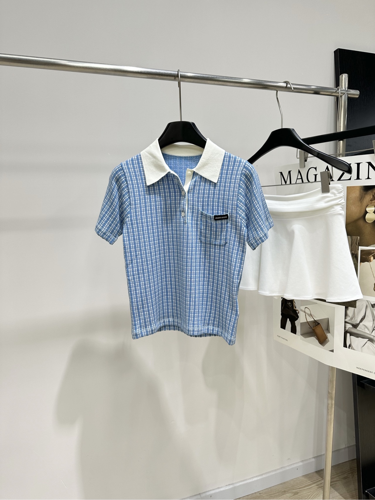 NO:805260,[M blue and white plaid polo knitted short-sleeved top], fabric cashmere + mulberry silk, color blue and white plaid Miu* blue and white plaid Polo shirt, cashmere + mulberry silk blend, soft and skin-friendly and super comfortable!  Blue and white plaid + white lapels are full of college style, and the small label on the chest is very recognizable. The short-sleeved design is very refreshing in spring and summer. It goes well with pleated skirts or casual pants. It can be easily used for commuting, dating, and daily life~ The retro plaid + age-reducing Polo collar is fashionable and practical. It is a must-have item for college style!  Flat size S shoulder width 34, bust 78 stretch, length 54, sleeve length 20 M shoulder width 35, chest 82 stretch, length 55, sleeve length 21 L shoulder width 36, bust 86 stretch, length 56, sleeve length 22 There will be an error of 2 to 3cm in manual measurement, which is within the normal range,,miumiu,skirts,T-shirt,19860909【M蓝白格纹polo针织短袖上衣】 ,面料羊绒+桑蚕丝 颜色蓝白格纹 Miu*蓝白格纹Polo衫,羊绒+桑蚕丝混纺 柔软亲肤超舒适！ 蓝白格纹+白色翻领 学院风满满,胸前小标超有辨识度 短袖设计,春夏穿超清爽 搭百褶裙或休闲裤都很出彩 通勤、约会、日常都能轻松驾驭～ 复古格纹+减龄Polo领,时髦又实用 是学院风穿搭必备单品！ 平铺尺码 S肩宽34,胸围78弹力,衣长54,袖长20 M肩宽35,胸围82弹力,衣长55,袖长21 L肩宽36,胸围86弹力,衣长56,袖长22 手工测量会有2～3cm误差属于正常范围,,miumiu,skirts,T-shirt,,Women's clothing