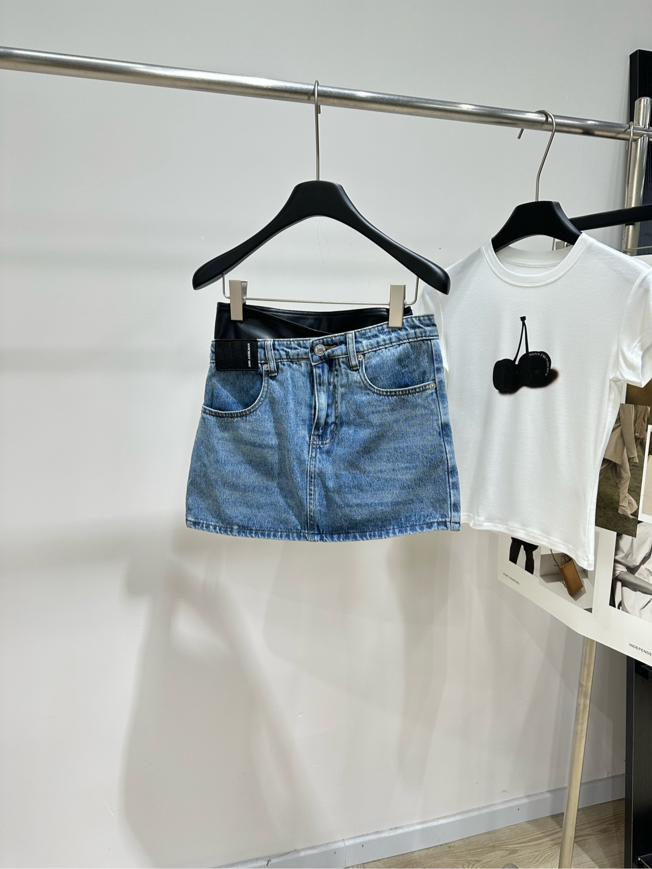 NO:805272,[Ann blue patchwork leather irregular denim skirt], fabric denim cotton + pu leather, color blue Ann style light blue distressed denim skirt, adopts a high-waisted A-line version, combined with asymmetric hip-hugging tailoring to accurately fit the waist and hip lines. The waistband is integrated into the black leather splicing structure. The deconstructed design breaks the visual boundaries of conventional denim items. The brand woven label on the side enhances the texture of the details. The washed distressed denim fabric is used to present a natural retro blue tone distressed texture.  The front panel retains the classic denim placket and pocket structure. The double patch pocket design on the back panel takes into account practical attributes. The short skirt length is set with neat hemming technology. It has both trendy attributes and practical wearability. The splicing material and distressed denim create a layered collision, highlighting the pioneering street design expression. Flat size shorts with anti-exposure lining S waist 70, hip 88, skirt length 36 M waist 74, hip 92, skirt length 37  L waist circumference 78, hip circumference 96, skirt length 38. There will be an error of 2 to 3cm in manual measurement, which is within the normal range, skirts, shorts,19860909【Ann蓝色拼皮不规则牛仔短裙】 ,面料牛仔棉+pu皮 颜色蓝色 Ann风浅蓝色做旧牛仔半裙 采用高腰A字版型,结合不对称包臀剪裁 精准贴合腰臀线条. 腰头融入黑色皮质拼接结构 解构设计打破常规牛仔单品视觉边界 侧边品牌织唛标识强化细节质感. 选用水洗做旧牛仔面料 呈现自然复古的蓝调做旧肌理 前幅保留经典牛仔门襟、插袋结构 后幅双贴袋设计兼顾实用属性 短款裙长设定,利落收边工艺 兼具潮流属性与实穿性 拼接材质与做旧牛仔形成层次碰撞 凸显先锋的街头设计表达 平铺尺码有防走光内衬短裤 S腰围70,臀围88,裙长36 M腰围74,臀围92,裙长37 L腰围78,臀围96,裙长38 手工测量会有2～3cm误差属于正常范围,,skirts,shorts,,Women's clothing
