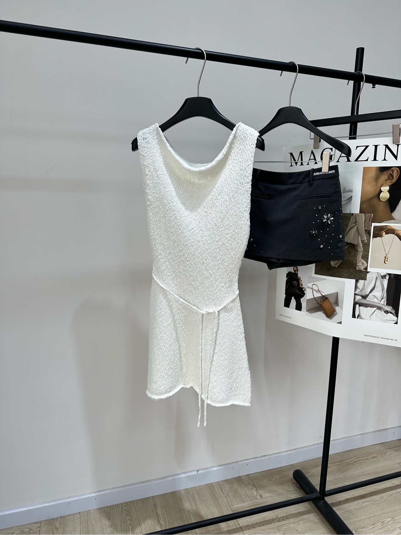 NO:805249,[White curled lace thick-knit sleeveless dress], fabric cotton, color white, French socialite dress, full of relaxation + shaping balance, boat neck, sleeveless shoulder cover design, old money style ~ Using a wide boat neck to completely expose the shoulder and neck lines, elongate the proportion of the neck, naturally make the face appear smaller, optimize the head-to-shoulder ratio, the hem and neckline are naturally curled/scattered, weakening the stiffness and adding a casual sense of relaxation.  Flat size S shoulder width 41, bust 76 stretch, waist 54 stretch, skirt length 87 M shoulder width 42, bust 80 stretch, waist 58 stretch, skirt length 88 L shoulder width 43, bust 84 stretch, waist 62 stretch, skirt length 89 There will be an error of 2 to 3cm in manual measurement, which is normal range,,skirts,19860909【白色卷边系带粗针无袖连衣裙】 ,面料棉 颜色白色 法式名媛连衣裙 满满松弛感+塑形感的平衡 船型领,无袖盖肩设计,老钱风～ 采用宽幅船型领完整露出肩颈线条 拉长脖颈比例 自然而然地显脸小、优化头肩比 下摆和领口都做了自然卷边/散边处理 弱化硬挺感 增添随性松弛感 平铺尺码 S肩宽41,胸围76弹力,腰围54弹力,裙长87 M肩宽42,胸围80弹力,腰围58弹力,裙长88 L肩宽43,胸围84弹力,腰围62弹力,裙长89 手工测量会有2～3cm误差属于正常范围,,skirts,,Women's clothing