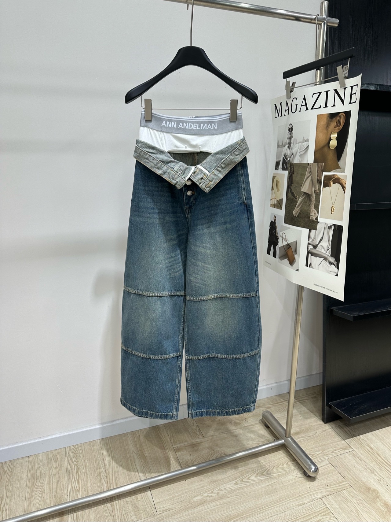 NO:805252,[Ann blue webbing spliced machete denim trousers], fabric denim cotton, color retro blue 26SS ANN style double waisted turned-up breasted wide-leg jeans. The main body is made of heavy denim. The cotton fabric is crisp and not soft. Cat whisker craftsmanship creates a natural aged texture. Washed and distressed to present a retro distressed blue tone. Comes with a time-sensitive filter. The turned-over double waist design is the core highlight. Contrast color waistband is spliced with brand letter webbing waistband. Multiple metal breast buttons open and close, full of details.  Scimitar trousers cut, three-dimensional structure modifies the leg shape. Wide-leg trousers accommodate various body shapes. Segmented topstitching on the trouser body enhances the sense of structure. Visually elongates the proportion of the back waist with double patch pocket design. Taking into account both practicality and style. Cat whisker whitening process runs through the trousers to enhance the retro atmosphere. Casual and relaxed feeling, ANN style street aesthetics can be directly grasped. Flat size S waist 64 elastic, hip 98, trouser length 108  M waist 68 elastic, hip 102, trouser length 109 L waist 72 elastic, hip 106, trouser length 110 There will be an error of 2 to 3cm in manual measurement, which is within the normal range,,jeans,19860909【Ann蓝色织带拼接弯刀牛仔长裤】 ,面料牛仔棉 颜色复古蓝 26SS ANN风双腰头翻腰排扣阔腿牛仔裤 主体采用重磅牛仔布 棉面料挺括不软塌 猫须工艺打造自然做旧肌理 水洗做旧呈现复古做旧蓝调,自带岁月感滤镜 翻腰双腰头设计是核心亮点 撞色腰头拼接品牌字母织带腰头 多颗金属排扣开合,细节感拉满 弯刀裤型剪裁,立体结构修饰腿型 阔腿裤型包容各种身形 裤身分段式明线拼接,强化结构感 视觉上拉长比例后腰双贴袋设计 兼顾实用性与造型感 猫须磨白工艺贯穿裤身,强化复古氛围 休闲松弛感拉满,ANN风街头美学直接拿捏 平铺尺码 S腰围64弹力,臀围98,裤长108 M腰围68弹力,臀围102,裤长109 L腰围72弹力,臀围106,裤长110 手工测量会有2～3cm误差属于正常范围,,jeans,,Women's clothing