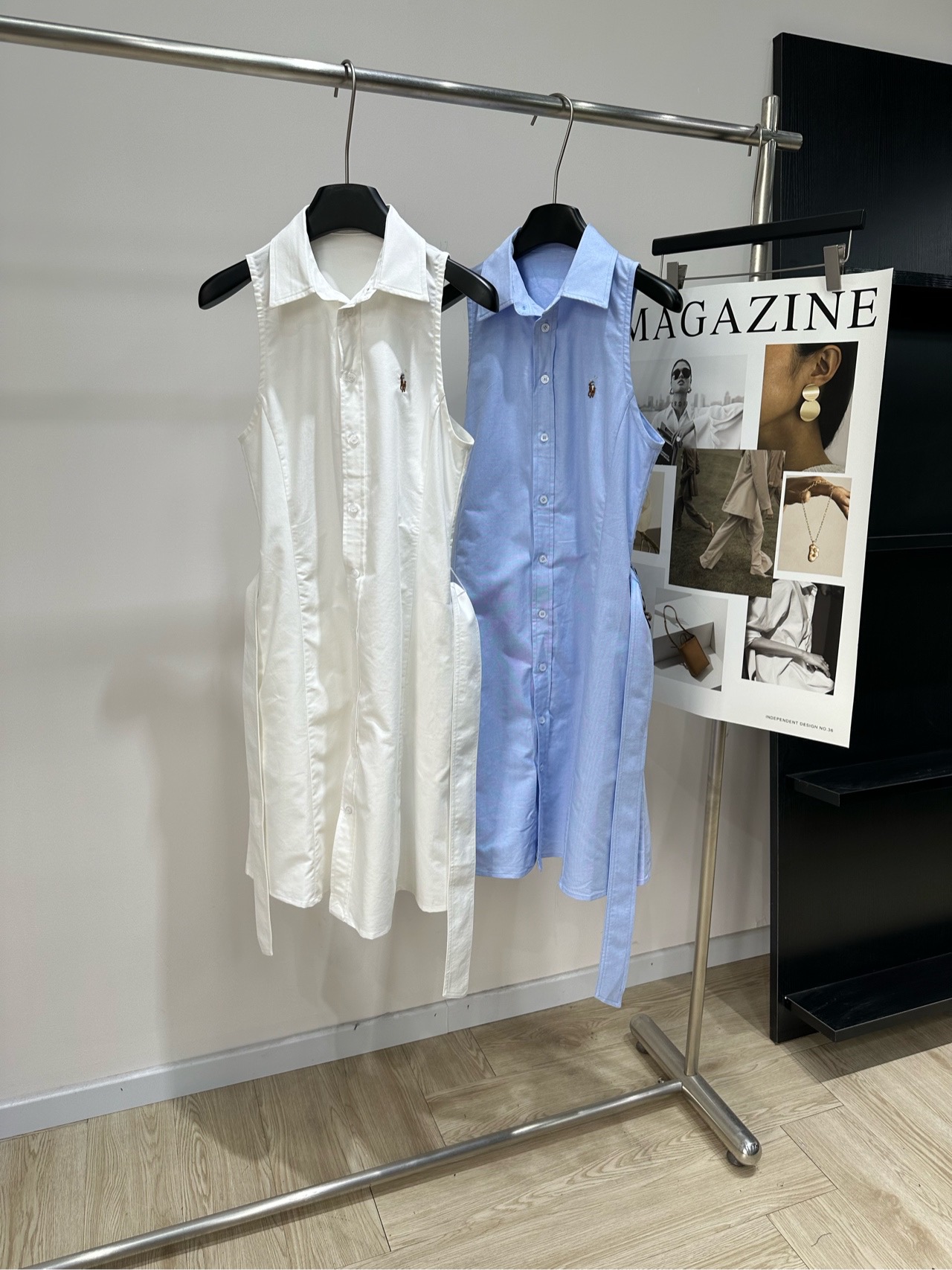 NO:805258,[Sleeveless shirt dress with pony embroidery polo belt], fabric cotton, color white, light blue. The iconic pony embroidery on the left chest is the brand's identity plate. It uses Behringer 1000-needle embroidery technology. The lines are full and three-dimensional, with strong luster. It is the core identification point. It is low-key and highly recognizable. The belt is made of custom fabrics that are completely homologous to the skirt to achieve visual integration. The design can be tied freely. It can accurately tighten the waist line and instantly shape the loose shirt silhouette into an hourglass figure.  Create an optimized ratio of 'narrow at the top and wide at the bottom' Sleeveless shoulder lapel structure retains the lapel and placket buttoning elements of the classic shirt while creating a sleeveless cut with scooped shoulders to perfectly modify the shoulder and trapezius muscles to create a right-angled shoulder Full placket button design on the front Can be worn fully buttoned to create a girly dress, or a few buttons can be unbuttoned to create a casual and relaxed feel Retains the pocket structure of the shirt Taking into account both beauty and practicality A typical embodiment of the Sila brand's 'practical aesthetics' Flat size  S Shoulder width 28, bust 88, skirt length 95 M Shoulder width 29, bust 92, skirt length 96 L Shoulder width 30, bust 96, skirt length 97 Manual measurement will have an error of 2 to 3cm, which is within the normal range, skirts, shirts,19860909【小马刺绣polo腰带无袖衬衫裙】 ,面料棉 颜色白色、浅蓝 左胸位置标志性小马刺绣是品牌的身份铭牌 采用百灵达万针刺绣工艺 走线饱满立体、光泽感强 是核心鉴别点 低调又极具辨识度 采用与裙身完全同源的定制面料制作腰带 实现视觉一体化 可自由系结的设计 能精准收束腰线 把宽松衬衫廓形瞬间塑造成沙漏型身材 打造“上窄下宽”的优化比例 无袖挂肩翻领结构 保留了经典衬衫的翻领、门襟排扣元素 同时做了挖肩无袖剪裁 完美修饰溜肩、斜方肌 打造直角肩 正面全门襟纽扣设计 既可以全扣穿打造少女连衣裙 也可以解开几颗扣子打造休闲松弛感 保留了衬衫的口袋结构 兼顾美观与实用性 是拉品牌“实用美学”的典型体现 平铺尺码 S肩宽28,胸围88,裙长95 M肩宽29,胸围92,裙长96 L肩宽30,胸围96,裙长97 手工测量会有2～3cm误差属于正常范围,,skirts,shirts,,Women's clothing