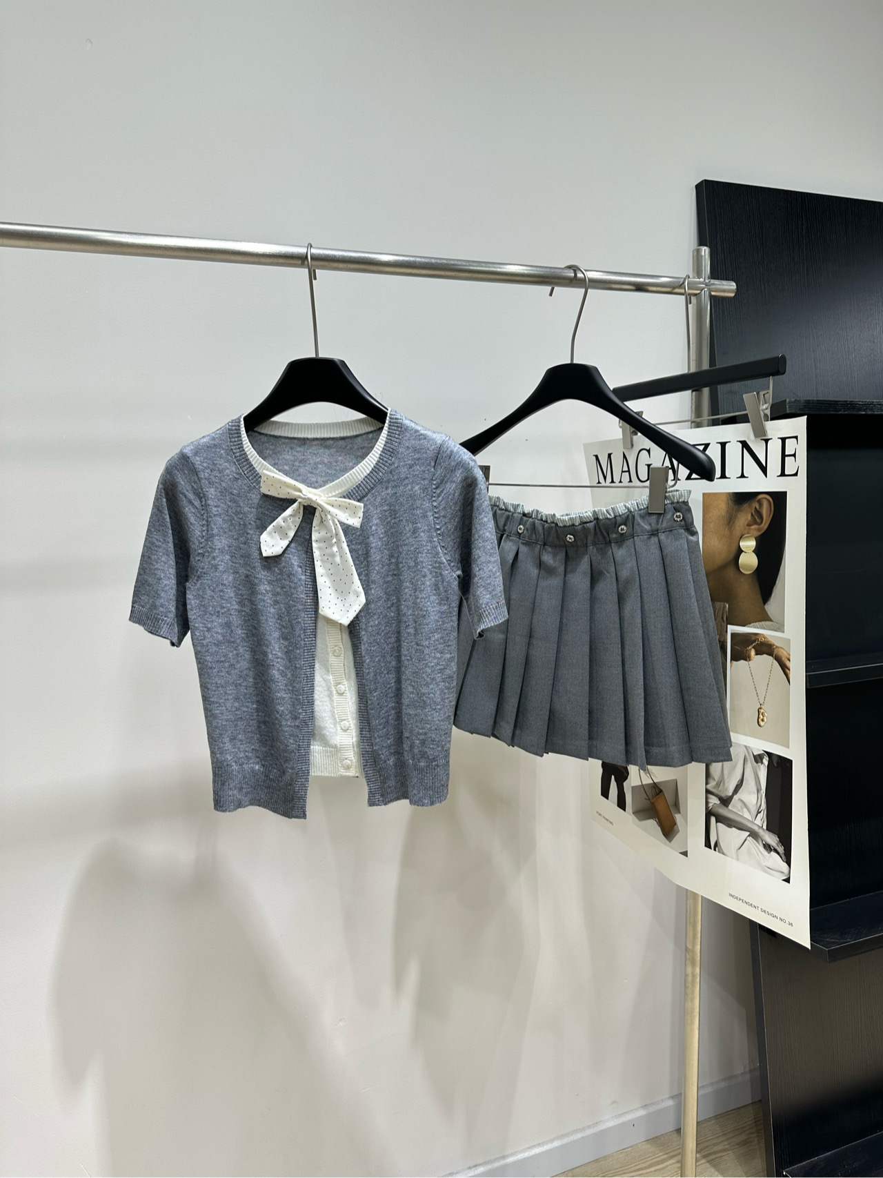 NO:805973,[Her gray and white fake two-piece bow short-sleeved cardigan], fabric wool blend, gray and white color matching, HERLIAN new spring product, gray knit + white bow, fake two-piece design, super layered!  Soft fabric, comfortable to wear, full of college style. It can be easily used for commuting and leisure. Pair it with a skirt or jeans, it is gentle and reduces your age. It is easy to get Korean style~ It has both design and practicality. It is a must-have for fashionable girls!  Flat size S shoulder width 33, bust 76 stretch, length 45, sleeve length 25 M shoulder width 34, chest 80 stretch, length 46, sleeve length 26 L shoulder width 35, chest 84 stretch, length 47, sleeve length 27 Manual measurement will have an error of 2 to 3cm, which is within the normal range, skirts, jeans, T-shirt,19860909【Her灰白假两件蝴蝶结短袖开衫】 ,面料羊毛混纺 颜色灰白拼色 HERLIAN春季新品 灰色针织+白色蝴蝶结 假两件设计超有层次感！ 柔软面料,穿着舒适,学院风满满 通勤休闲都能轻松驾驭 搭配半裙或牛仔裤,温柔又减龄 轻松get韩系穿搭风格～ 设计感与实用性兼具,时髦女孩必入！ 平铺尺码 S肩宽33,胸围76弹力,衣长45,袖长25 M肩宽34,胸围80弹力,衣长46,袖长26 L肩宽35,胸围84弹力,衣长47,袖长27 手工测量会有2～3cm误差属于正常范围,,skirts,jeans,T-shirt,,Women's clothing