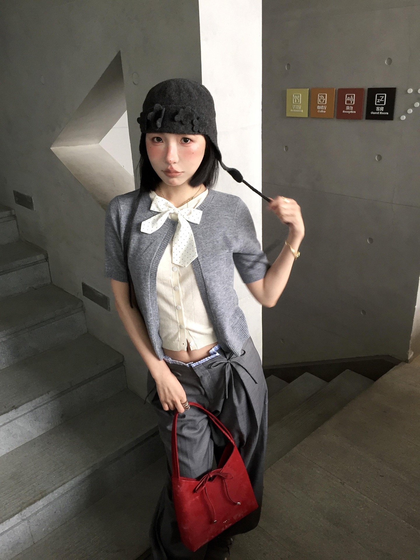 NO:805975,Gray knitted + white bow, the fake two-piece design is super layered!  ,,19860909灰色针织+白色蝴蝶结 假两件设计超有层次感！,,,Women's clothing