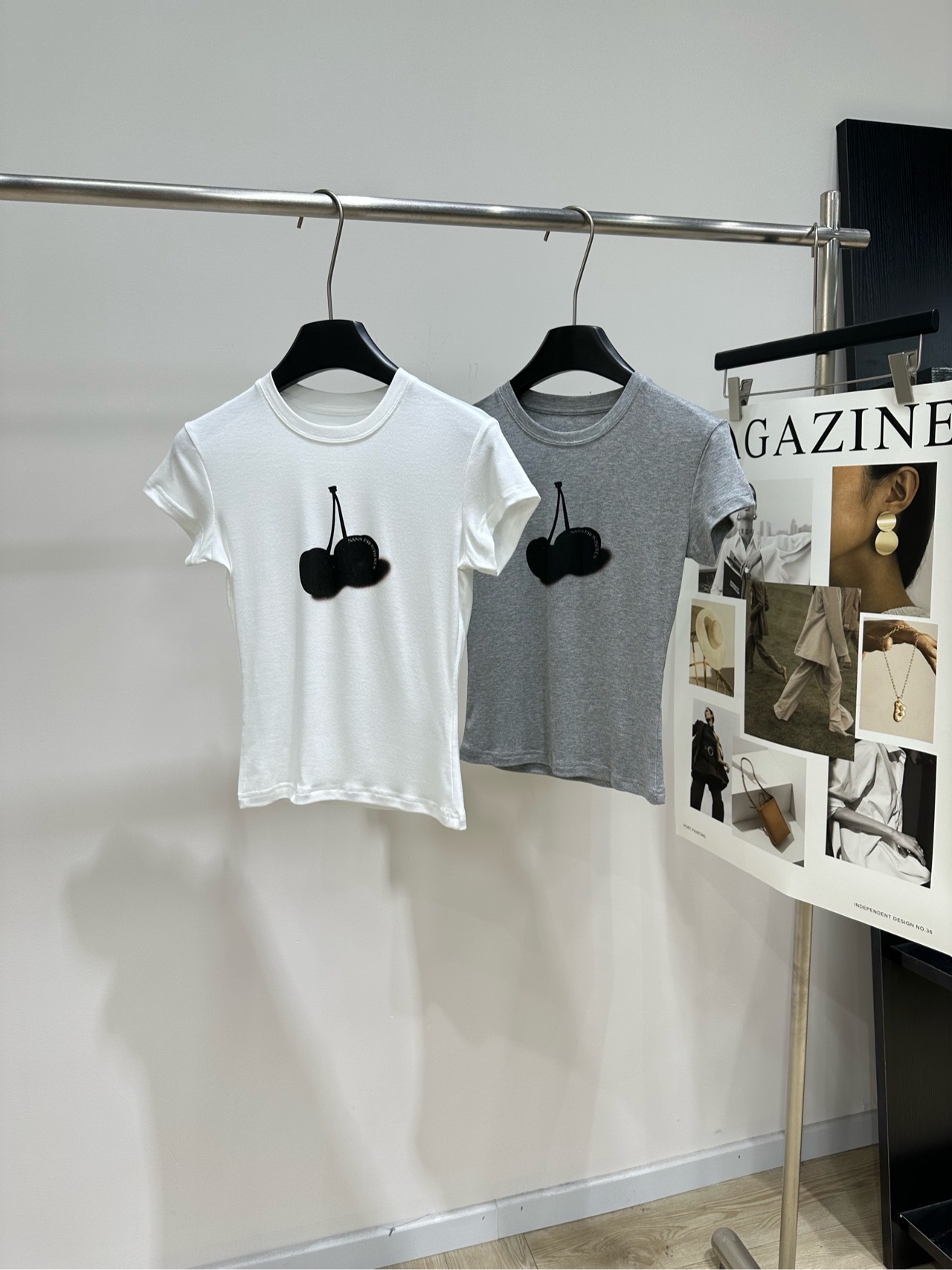 NO:805969,[Small gray and white cherry print stretch short-sleeved T-shirt], fabric Tencel cotton, color white, gray 2026 summer new white cherry print Tencel cotton short-sleeved T-shirt, light and breathable, skin-friendly and comfortable, perfect for summer wear!  Slim-fitting cut with straight shoulders + black cherry print. Simple and interesting. The round neck design is versatile. It can be worn alone or layered. It looks slim and looks younger. It can be easily used for commuting, dating and leisure. It is a must-have item in the summer wardrobe!  Flat size S shoulder width 38, bust 78 stretch, length 50, sleeve length 11 M shoulder width 39, chest 82 stretch, length 51, sleeve length 12 L shoulder width 40, chest 86 stretch, length 52, sleeve length 13 Manual measurement will have an error of 2 to 3cm, which is within the normal range, T-shirt, tees, t-shirt,19860909【小 灰白樱桃印花弹力短袖T】 ,面料天丝棉 颜色白色、灰色 2026夏季新款白色樱桃印花天丝棉短袖T恤 轻薄透气,亲肤舒适,夏天穿超合适！ 正肩修身剪裁+黑色樱桃印花 简约又有趣,圆领设计百搭 单穿或叠穿都OK 显瘦又减龄,通勤、约会、休闲都能轻松驾驭 是夏日衣橱必备单品！ 平铺尺码 S肩宽38,胸围78弹力,衣长50,袖长11 M肩宽39,胸围82弹力,衣长51,袖长12 L肩宽40,胸围86弹力,衣长52,袖长13 手工测量会有2～3cm误差属于正常范围,,T-shirt,tees，t-shirt,,Women's clothing