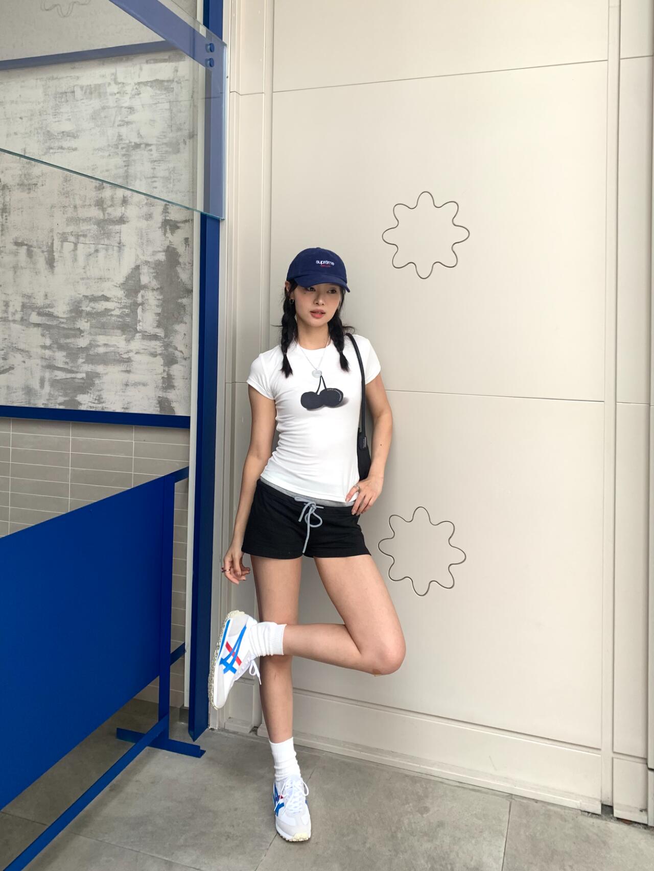 NO:805971,Simple and interesting, the round neck design is versatile and can be worn alone or layered.19860909简约又有趣,圆领设计百搭 单穿或叠穿都OK,,,Women's clothing