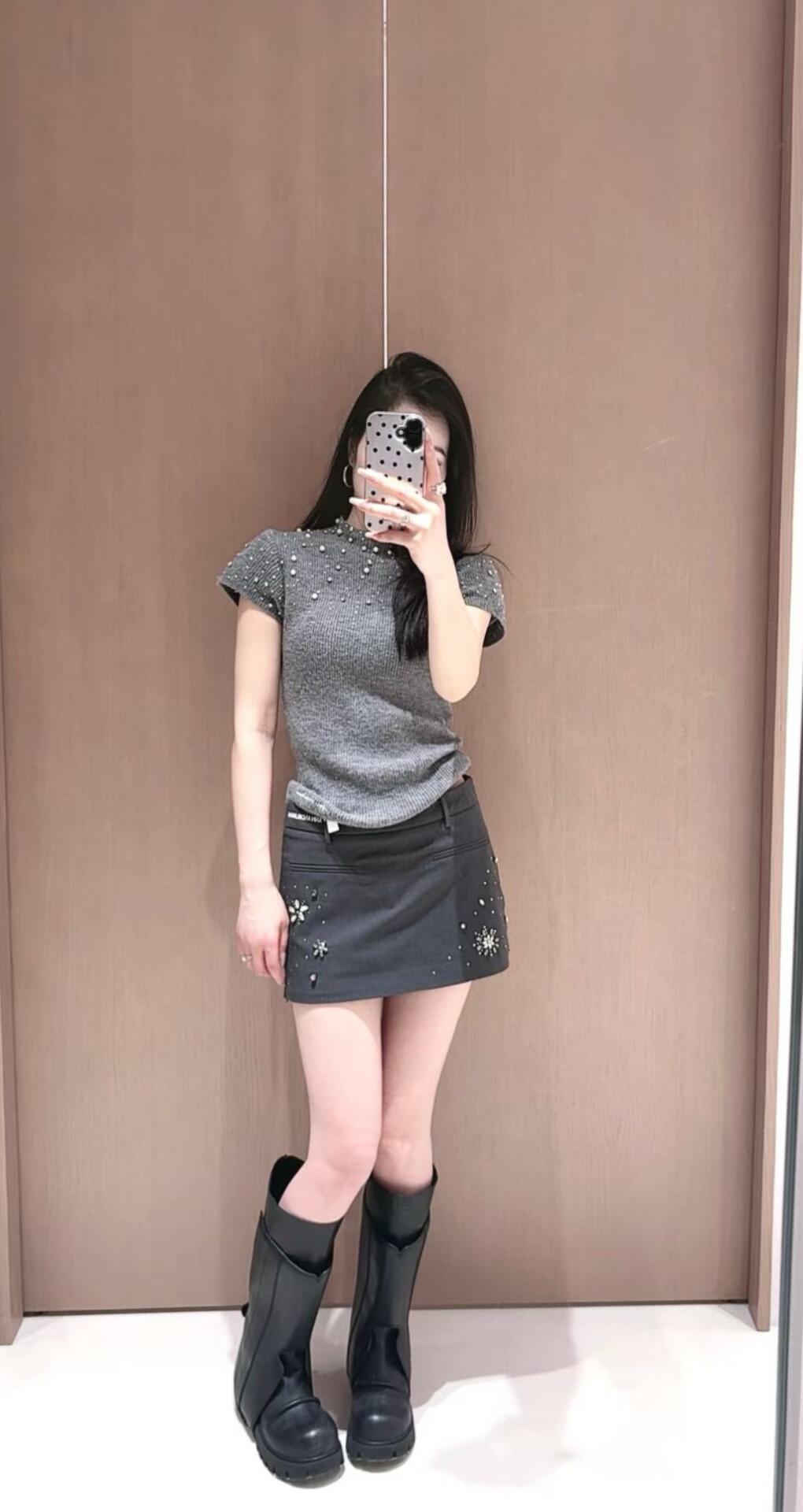 NO:806913,Gray suit fabric + three-dimensional studs, exquisite and fashionable!  The A-line hip-hugging version shows off your body curves. The brand logo on the waist is very recognizable. The rhinestones are evenly distributed and the visual layering is perfect.,,business suit,19860909灰色西装面料+立体钉钻,精致又时髦！ A字包臀版型,显身材曲线 腰部品牌标识超有辨识度 钉钻分布均匀,视觉层次感满分,,business suit,,Women's clothing