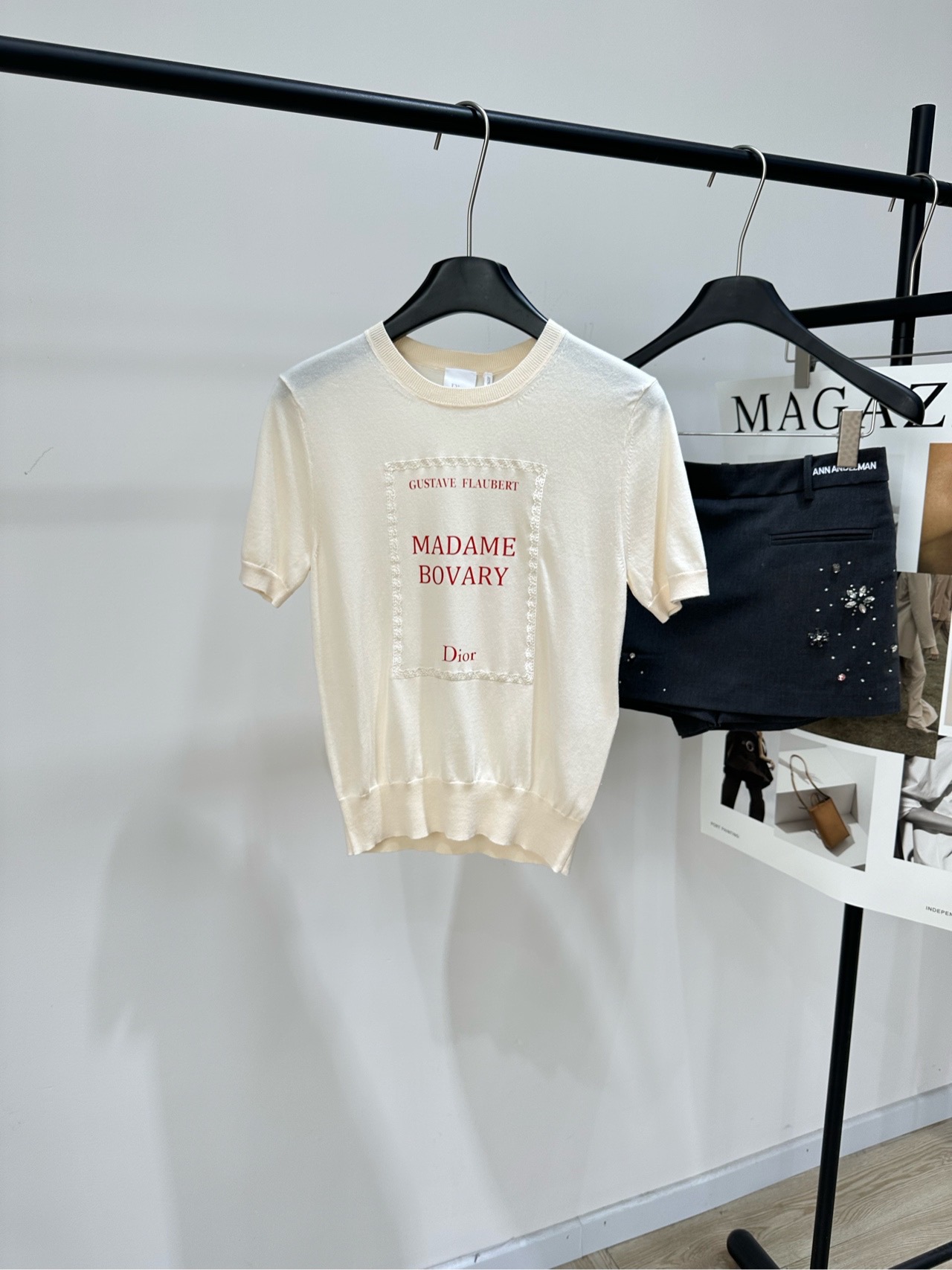 NO:806919,[DR beige lace embroidery round neck knitted short sleeves], fabric Tencel cotton color beige Dior 2026 early spring series short-sleeved knitted T-shirt made of Tencel cotton, soft and skin-friendly, breathable and can be worn in all seasons!  Creamy apricot color + 'Madame Bovary' book title printed on the chest. Full of literary and retro feel. Slightly ribbed design at the hem, slim fit and not tight. Easily show off the waistline. It looks elegant when paired with wide-leg pants or skirts~ It can be easily used for commuting, dating, and daily life. It is comfortable and has a sense of design. It is a must-have for girls with temperament!  Flat size S shoulder width 37, bust 80 elastic, length 52, sleeve length 21 M shoulder width 38, chest 84 stretch, length 53, sleeve length 22 L shoulder width 39, chest 88 stretch, length 54, sleeve length 23 Manual measurement will have an error of 2 to 3cm, which is within the normal range, dior, skirts, T-shirt, tees, t-shirt,19860909【DR米杏色花边刺绣圆领针织短袖】 ,面料天丝棉 颜色米杏色 Dior 2026早春系列短袖针织T恤 采用天丝棉材质,柔软亲肤 透气性超赞,四季都能穿！ 奶杏色+胸前《包法利夫人》书名印花 文艺复古感满满 下摆微收罗纹设计,修身不紧绷 轻松展现腰线,搭配阔腿裤或半裙都很优雅～ 通勤、约会、日常都能轻松驾驭 舒适又有设计感,气质女生必入！ 平铺尺码 S肩宽37,胸围80弹力,衣长52,袖长21 M肩宽38,胸围84弹力,衣长53,袖长22 L肩宽39,胸围88弹力,衣长54,袖长23 手工测量会有2～3cm误差属于正常范围,,dior,skirts,T-shirt,tees，t-shirt,,Women's clothing