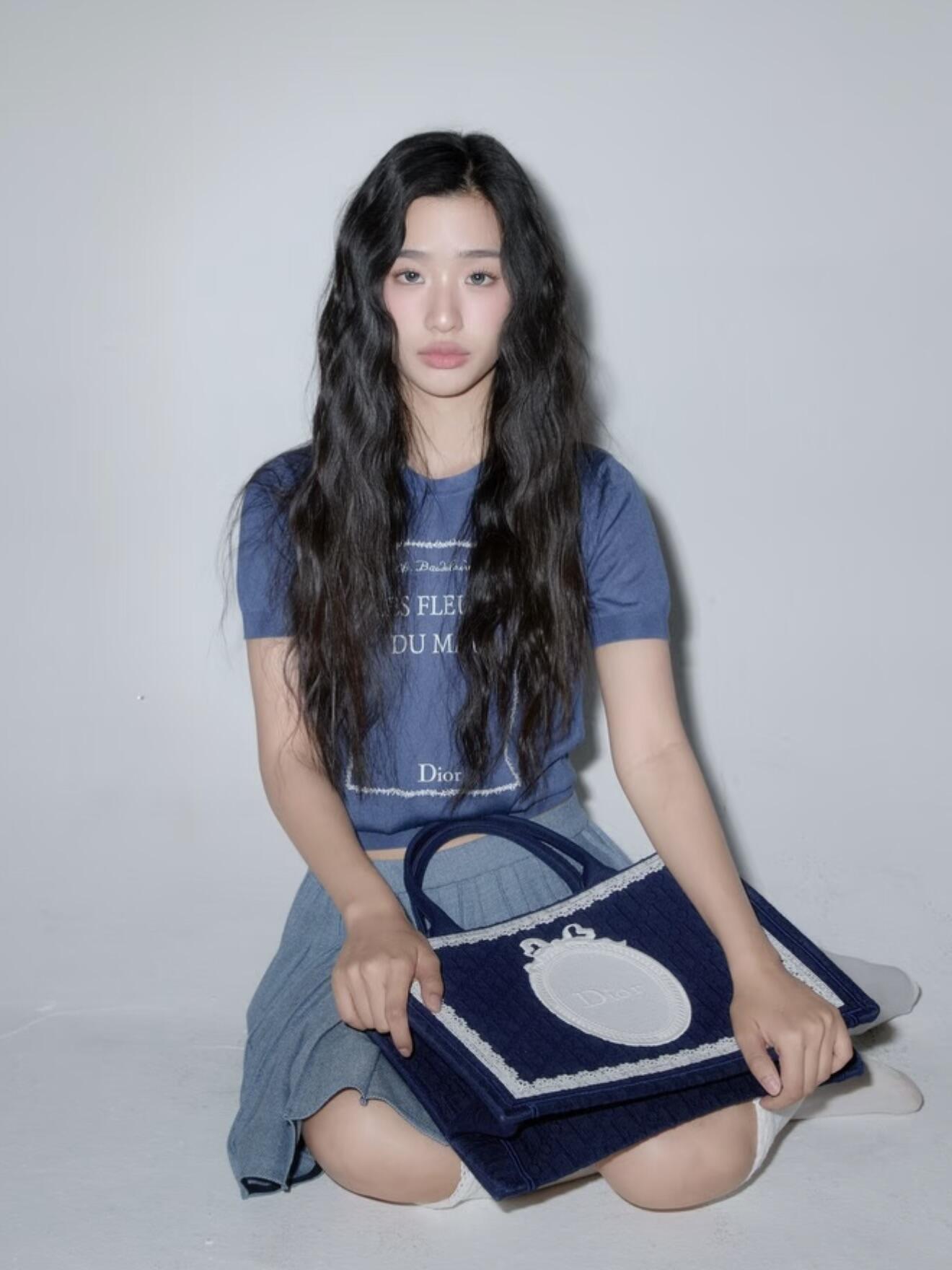 NO:806925,Haze blue color + 'Flower of Evil' embroidery on the chest, full of French literary sense. Regular fit, slightly loose, covering the flesh and making you look slimmer. The round neck design is simple and elegant,19860909雾霾蓝配色+胸前《恶之花》刺绣 法式文艺感满满 常规版型,微宽松,遮肉显瘦 圆领设计简约大方,,,Women's clothing