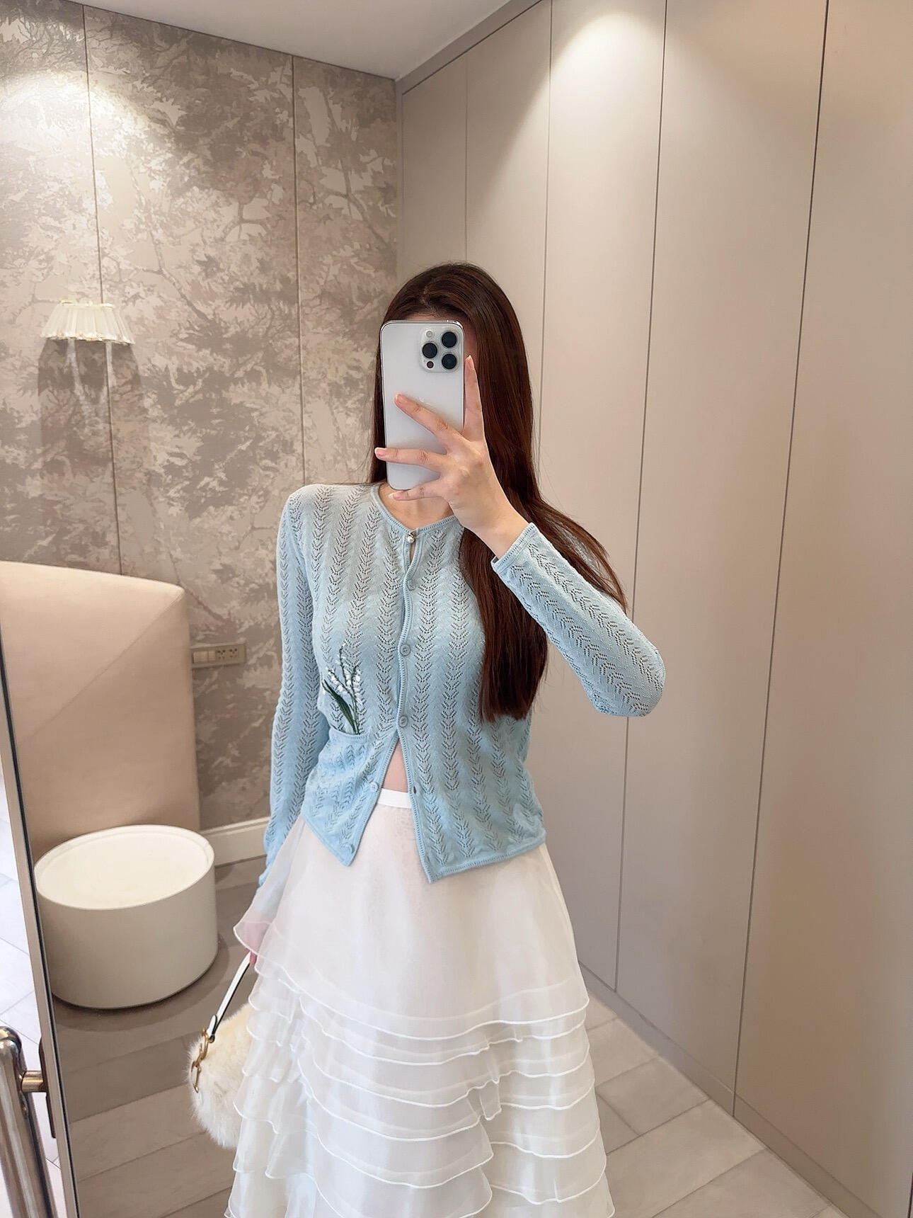 NO:807471,Full of French gentleness. Round neck and long sleeve design. Single-breasted buttons for easy putting on and taking off. The small pocket on the left chest is practical and beautiful. The fabric is light and breathable, making it super comfortable to wear in spring and summer.19860909法式温柔感满满 圆领长袖设计,单排扣方便穿脱 左胸小口袋实用又好看 面料轻薄透气,春夏穿超舒服,,,Women's clothing