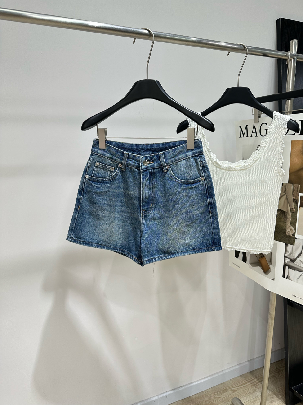NO:807491,[P dark blue triangle logo A-line denim shorts], made of denim cotton, color dark blue Prad* triangle logo denim shorts, high-waisted A-line version, modified waist-to-hip ratio, longer legs, super friendly!  The inverted triangle logo on the back pocket is very recognizable, and it is in retro washed blue. It is full of old-fashioned feeling, fashionable and versatile. Whether it is worn with a T-shirt or a shirt, it can be easily worn with a simple and high-end feel. It is a must-have for daily outings!  Flat size S waist 68, hip 96, trouser length 37 M waist 72, hip 100, trouser length 38 L waist 76, hip 104, trouser length 39 Manual measurement will have an error of 2 to 3cm, which is within the normal range, prada, shorts, shirts, tees, t-shirt,19860909【P深蓝三角标A字牛仔短裤】 ,面料牛仔棉 颜色深蓝 Prad*三角标牛仔短裤,高腰A字版型 修饰腰臀比例,显腿长超友好！ 后袋倒三角徽标超有辨识度,复古水洗蓝色 做旧感满满,时髦又百搭 无论配T恤还是衬衫 轻松穿出简约高级感,日常出街必备！ 平铺尺码 S腰围68,臀围96,裤长37 M腰围72,臀围100,裤长38 L腰围76,臀围104,裤长39 手工测量会有2～3cm误差属于正常范围,,prada,shorts,shirts,tees，t-shirt,,Women's clothing