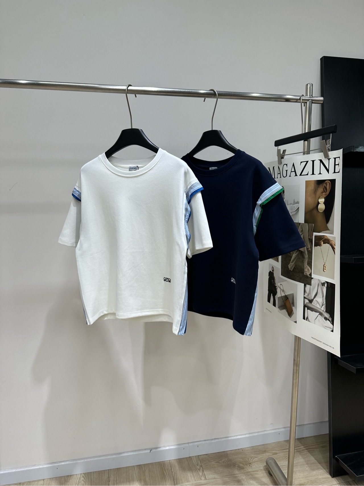 NO:807486,[Loe two-color edge splicing round neck short-sleeved T-shirt], fabric cotton, color white, navy blue Loew* 26SS series women's short-sleeved T-shirt, made of high-quality cotton fabric, soft and comfortable, perfect for summer wear!  The main color is white + contrasting blue and green embroidery, simple and detailed. The embroidery on the cuffs and sides is very recognizable. The brand embroidery logo in the lower left corner low-key highlights the brand identity. It is OK for daily casual wear, paired with jeans or skirts, and you can easily get a sense of fashion!  To meet the needs of different body shapes, flat size S shoulder width 47, chest circumference 96, length 55, sleeve length 21 M shoulder width 48, chest 100, length 56, sleeve length 22 L shoulder width 49, chest 104, length 57, sleeve length 23 Manual measurement will have an error of 2 to 3cm, which is within the normal range, loewe, skirts, jeans, T-shirt, tees, t-shirt,19860909【Loe两色彩边拼接圆领短袖T】 ,面料棉 颜色白色、藏蓝 Loew* 26SS系列女士短袖T恤 采用高品质棉质面料 柔软舒适,夏天穿超合适！ 白色主色+蓝绿撞色刺绣,简约又有细节感 袖口和侧边的刺绣超有辨识度 左下角品牌刺绣标志 低调彰显品牌身份 日常休闲、搭配牛仔裤或半裙都很OK 轻松get时髦感！满足不同身材需求 平铺尺码 S肩宽47,胸围96,衣长55,袖长21 M肩宽48,胸围100,衣长56,袖长22 L肩宽49,胸围104,衣长57,袖长23 手工测量会有2～3cm误差属于正常范围,,loewe,skirts,jeans,T-shirt,tees，t-shirt,,Women's clothing