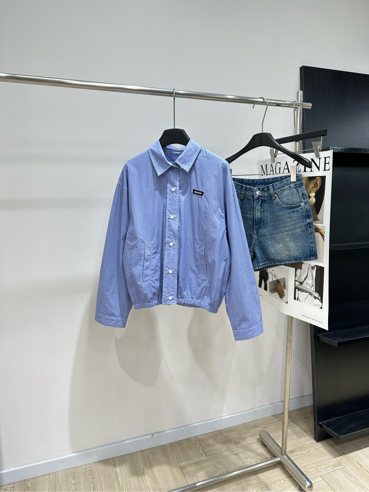 NO:807479,[M small blue check double-layer cotton shirt jacket], fabric double-layer cotton yarn color small blue check Miu*2026 spring new blue fine checkered shirt jacket, classic blue and white fine checkered pattern, light cotton fabric, double-layer fabric, super comfortable to wear in spring and summer!  The silhouette is casual and can be worn alone or layered. The small logo details on the chest are highly recognizable. The relaxed and high-end feel is easy to control~ It can be easily used for daily commuting and leisure outings. Pair it with denim shorts or skirts for a fresh and energetic feeling. Flat size S Shoulder width 53, bust 110, length 62, sleeve length 57 M Shoulder width 54, bust 114, length 63, sleeve length 58  L shoulder width 55, chest 118, length 64, sleeve length 59. There will be an error of 2 to 3cm due to manual measurement, which is within the normal range. Miumiu, skirts, shorts, jackets & coats, shirts,19860909【M小蓝格双层棉质衬衫夹克】 ,面料双层棉纱 颜色小蓝格 Miu*2026春季新款蓝色细格纹衬衫夹克 经典蓝白细格纹,轻盈棉质面料,双层面料 春夏穿超舒服！ 廓形休闲,单穿or叠穿都很OK 胸前小标细节,辨识度满分 松弛高级感轻松拿捏～ 日常通勤、休闲出游都能轻松驾驭 搭配牛仔短裤或半裙,清新活力感直接拉满 平铺尺码 S肩宽53,胸围110,衣长62,袖长57 M肩宽54,胸围114,衣长63,袖长58 L肩宽55,胸围118,衣长64,袖长59 手工测量会有2～3cm误差属于正常范围,,miumiu,skirts,shorts,jackets & coats,shirts,,Women's clothing