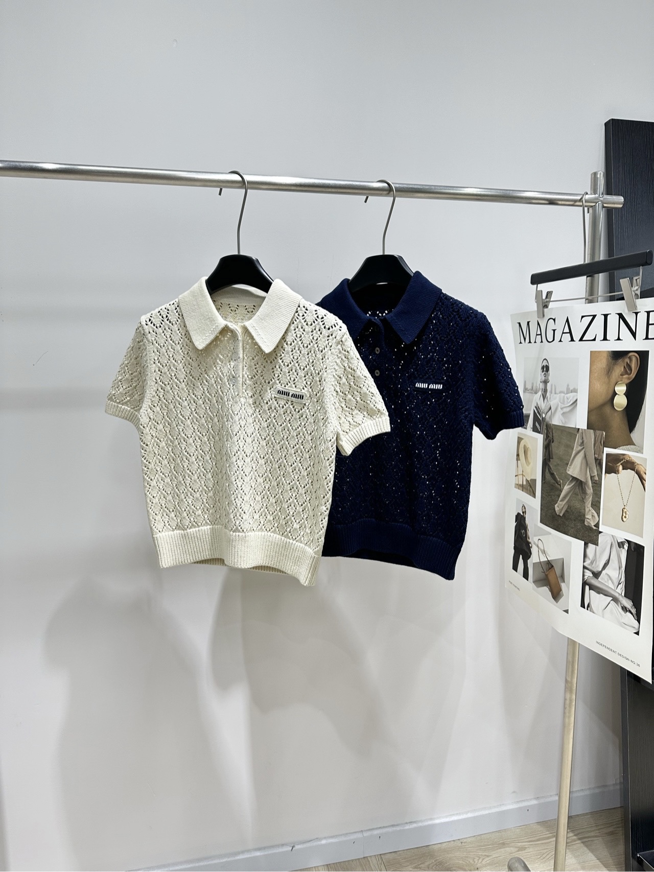 NO:808091,[M two-color diamond hollow polo knitted short sleeves], made of 100% cotton, colors apricot, navy blue Miu*'s hollow knitted Polo shirt uses exquisite crochet technology. The diamond pattern hollow design is breathable and layered. Classic lapels + small breast buttons, the brand logo on the chest is very recognizable. The knitted fabric is soft and comfortable, perfect for spring and summer!  The style is loose and not close to the body, hiding the flesh and showing off your temperament. It can be easily used for commuting, dating, and daily life ~ Pair it with a pleated skirt or high-waisted pants to capture the French lazy atmosphere!  Flat size S shoulder width 38, chest circumference 90, length 51, sleeve length 20 M shoulder width 39, chest circumference 94, length 52, sleeve length 21 L shoulder width 40, bust 98, length 53, sleeve length 22 There will be an error of 2 to 3cm in manual measurement, which is within the normal range,,miumiu,skirts,T-shirt,19860909【M双色菱格镂空polo针织短袖】 ,面料全棉 颜色杏色、藏蓝 Miu*这款镂空针织Polo衫 采用精致钩花工艺 菱格纹镂空设计透气又显层次感 经典翻领+小排扣,胸前品牌标识超有辨识度 针织面料柔软舒适,春夏穿超合适！ 版型宽松不贴身,藏肉又显气质 通勤、约会、日常都能轻松驾驭～ 搭配百褶裙或高腰裤 法式慵懒氛围感拿捏住啦！ 平铺尺码 S肩宽38,胸围90,衣长51,袖长20 M肩宽39,胸围94,衣长52,袖长21 L肩宽40,胸围98,衣长53,袖长22 手工测量会有2～3cm误差属于正常范围,,miumiu,skirts,T-shirt,,Women's clothing