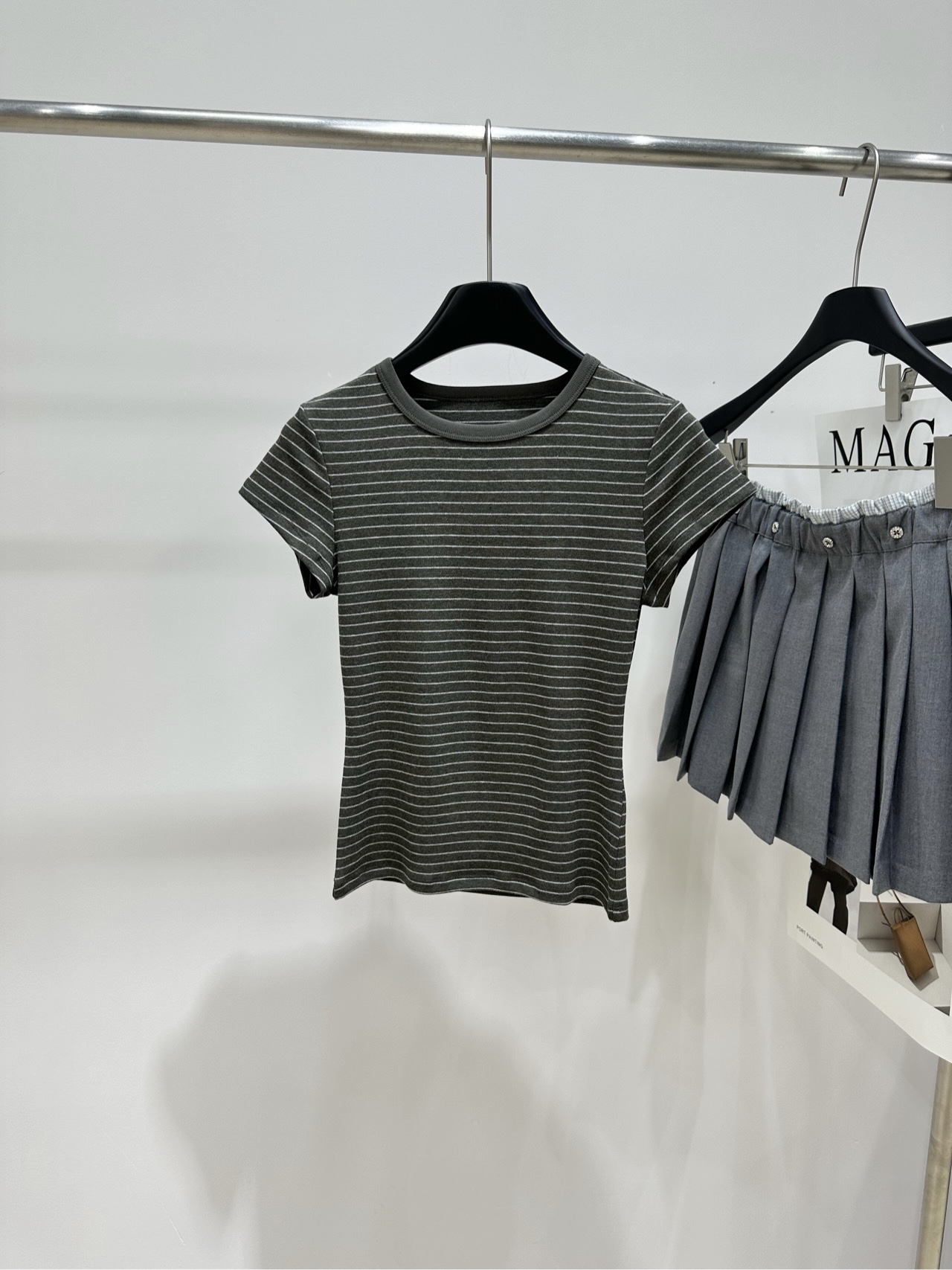 NO:808082,[BC Dark Green Striped Stretch Round Neck Short-Sleeved T-shirt] p, fabric: mulberry silk, wool viscose fiber, color: dark green stripes, this right-shoulder striped short-sleeved T-shirt is designed with dark green and white pinstripes. It is simple and retro, slim fit and fits the shoulder line. It modifies the body shape and is comfortable and not tight. The fabric is light and breathable, skin-friendly and not stuffy, perfect for spring and summer wear!  The striped elements make it look slimmer and layered. Pair it with a work skirt or jeans to easily create a casual commuting style. It is versatile for daily wear and can be worn alone or layered. It can be easily adapted to a variety of occasions!  Flat size S shoulder width 36, bust 76 elastic, length 50, sleeve length 11 M shoulder width 37, chest 80 stretch, length 51, sleeve length 12 L shoulder width 38, chest 84 stretch, length 52, sleeve length 13 Manual measurement will have an error of 2 to 3cm, which is within the normal range, skirts, jeans, T-shirts, tees, t-shirts,19860909【BC墨绿条纹弹力圆领短袖T】 p,面料桑蚕丝羊毛粘胶纤维 颜色墨绿条纹 这款正肩条纹短袖T恤采用墨绿与白色细条纹设计 简约复古,修身剪裁贴合肩部线条 修饰身形又舒适不紧绷 面料轻盈透气,亲肤不闷,春夏穿着超适合！ 条纹元素显瘦又有层次感 搭配工装裙或牛仔裤,轻松打造休闲通勤风 日常百搭,单穿或内搭都很OK 轻松应对多种场合！ 平铺尺码 S肩宽36,胸围76弹力,衣长50,袖长11 M肩宽37,胸围80弹力,衣长51,袖长12 L肩宽38,胸围84弹力,衣长52,袖长13 手工测量会有2～3cm误差属于正常范围,,skirts,jeans,T-shirt,tees，t-shirt,,Women's clothing