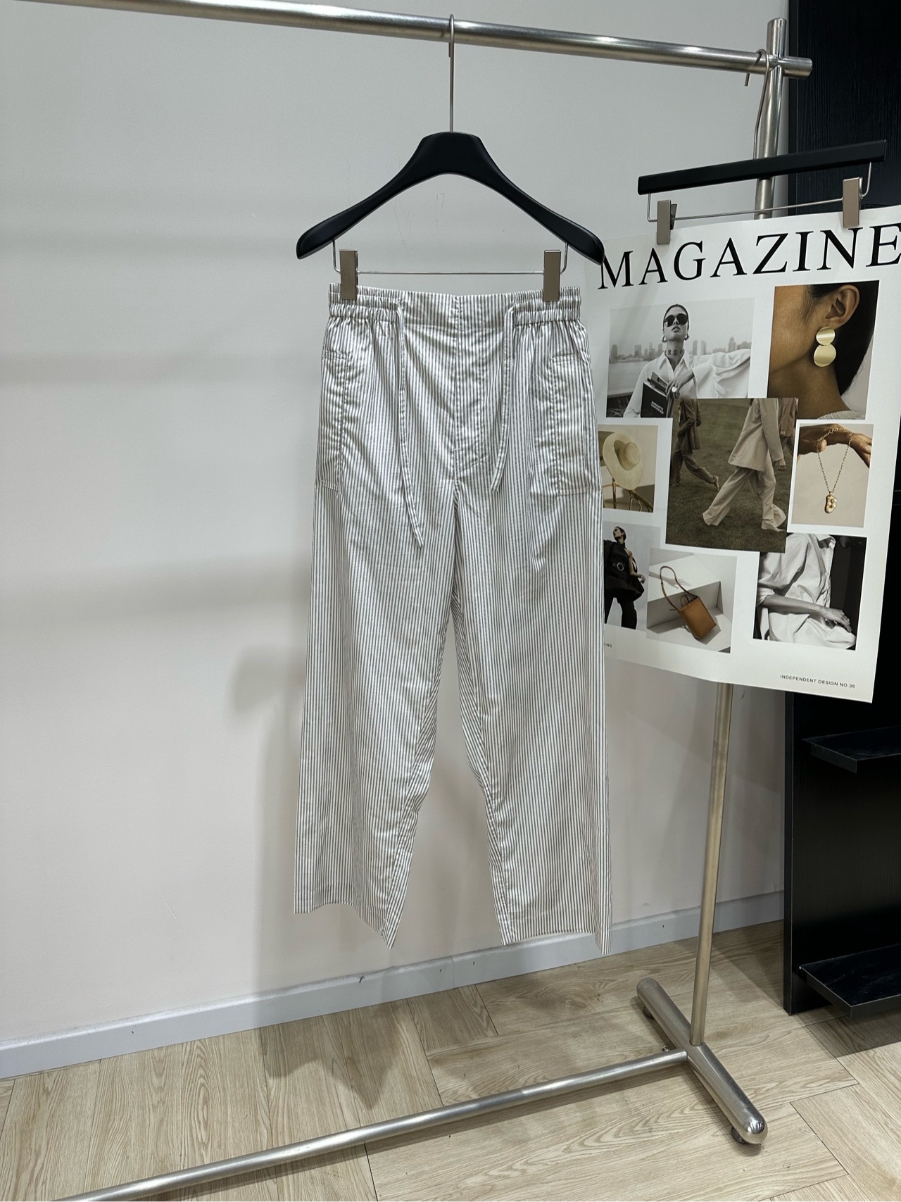 NO:808076,[BC Drawstring Vertical Striped Casual Nine-Point Pants], fabric cotton, color light vertical stripes, BC submitted an excellent 'old money answer' with this straight and slightly wide nine-point pants. The trousers are straight cut with a drape feeling. The legs are slightly relaxed but not draggy. The nine-point length just exposes the ankles. The linear structure line of the pants gives the pants a natural sense of space. They will not cling to the legs and appear bloated. At the same time, they ensure the comfort of activities and will not feel restricted when sitting for a long time.  The waist has a full-width elastic pleated design and is paired with a drawstring of the same fabric. The waist can be freely adjusted to suit different figures, and can also heighten the waistline and optimize proportions. The vertical stripes have a natural visual slimming effect and can elongate the figure vertically. At the same time, the light-colored stripes are fresh and soft. It has a French sense of relaxation, regardless of age and style. Flat size S waist 68 elastic, hip 108, trouser length 99 M waist 72 elastic, hip 112, trouser length 100  L waist circumference 76 elastic, hip circumference 116, pants length 101. There will be an error of 2 to 3cm in manual measurement, which is within the normal range.19860909【BC抽绳竖条纹休闲九分裤】 ,面料棉 颜色浅色竖条纹 BC 用这一款直筒微阔九分裤型 提交了一份优异的“老钱答卷” 裤身是垂坠感直筒剪裁 裤管微微放宽但不拖沓 九分长度刚好露出脚踝 裤身的线性结构线让裤子有自然的空间感 不会贴腿显臃肿 同时保证了活动的舒适度 久坐也不会有束缚感 腰头做了全幅松紧打褶设计 搭配同面料抽绳 既可以自由调节腰围 适配不同身材 又能拉高腰线、优化比例 竖条纹有天然的视觉显瘦效果 能纵向拉长身形 同时浅色系条纹清新柔和 自带法式松弛感,不挑年龄和风格 平铺尺码 S腰围68弹力,臀围108,裤长99 M腰围72弹力,臀围112,裤长100 L腰围76弹力,臀围116,裤长101 手工测量会有2～3cm误差属于正常范围,,,Women's clothing