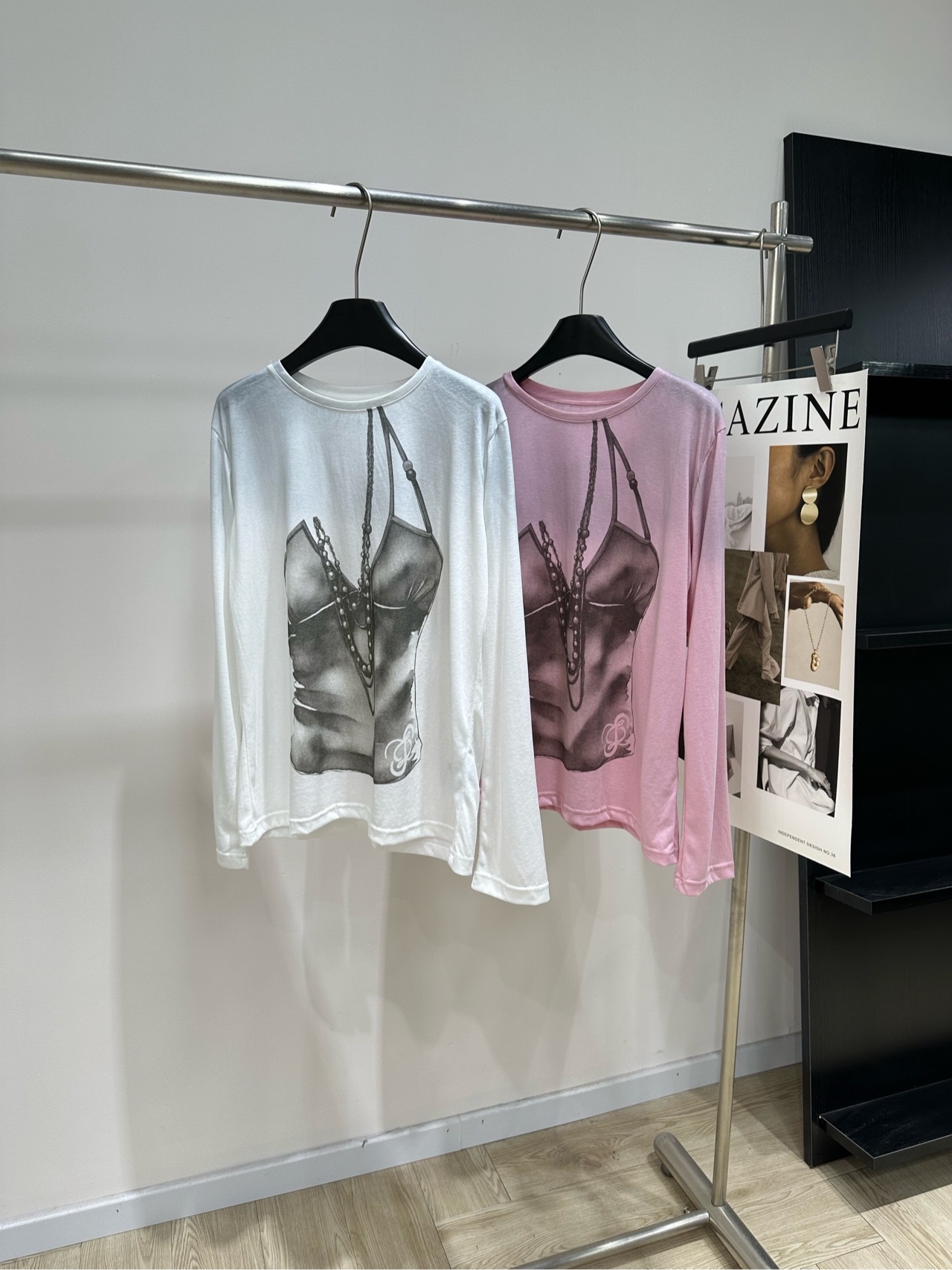 NO:808660,[JAC Distressed Motorcycle Underwear Printed Round Neck Long Sleeve T], fabric cotton, color white, pink, JAC FLEURANT 26 spring and summer series long sleeves, using distressed dirty washing technology, full of unique retro feel!  High-count cotton material, soft and breathable, super comfortable to wear close to the body. The front print is inspired by 'order in chaos'. The details are exquisite and full of artistic sense. The round neck design is simple and versatile. The cuff details enhance the texture. It can be easily used for commuting, leisure, and dating. It is great to wear alone or as an inner layer. Casual and stylish, it is easy to create an effortless fashion. Flat size S. Shoulder width 43, bust 102, length 62, sleeve length 64  M shoulder width 44, bust 106, length 63, sleeve length 65 L shoulder width 45, bust 110, details 64, sleeve length 66. There will be an error of 2 to 3cm in manual measurement, which is within the normal range.19860909【JAC做旧机车内衣印花圆领长袖T】 ,面料棉 颜色白色、粉色 JAC FLEURANT 26春夏系列长袖 采用做旧脏洗工艺,独特复古感满满！ 高支棉材质,柔软透气 贴身穿着超舒适 正面印花灵感来自“乱中有序” 细节精致,艺术感十足 圆领设计简约百搭 袖口细节提升质感 通勤、休闲、约会都能轻松驾驭 单穿或内搭都很出彩 随性又有格调,轻松打造不费力时髦感 平铺尺码 S肩宽43,胸围102,衣长62,袖长64 M肩宽44,胸围106,衣长63,袖长65 L肩宽45,胸围110,细节64,袖长66 手工测量会有2～3cm误差属于正常范围,,,Women's clothing