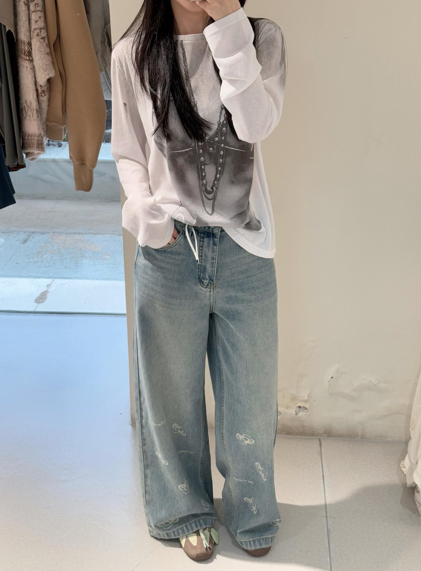 NO:808662,High-count cotton material, soft and breathable, super comfortable to wear next to the body. The front printing is inspired by 'order in chaos'. The details are exquisite and artistic. The round neck design is simple and versatile. The cuff details enhance the texture.19860909高支棉材质,柔软透气 贴身穿着超舒适 正面印花灵感来自“乱中有序” 细节精致,艺术感十足 圆领设计简约百搭 袖口细节提升质感,,,Women's clothing