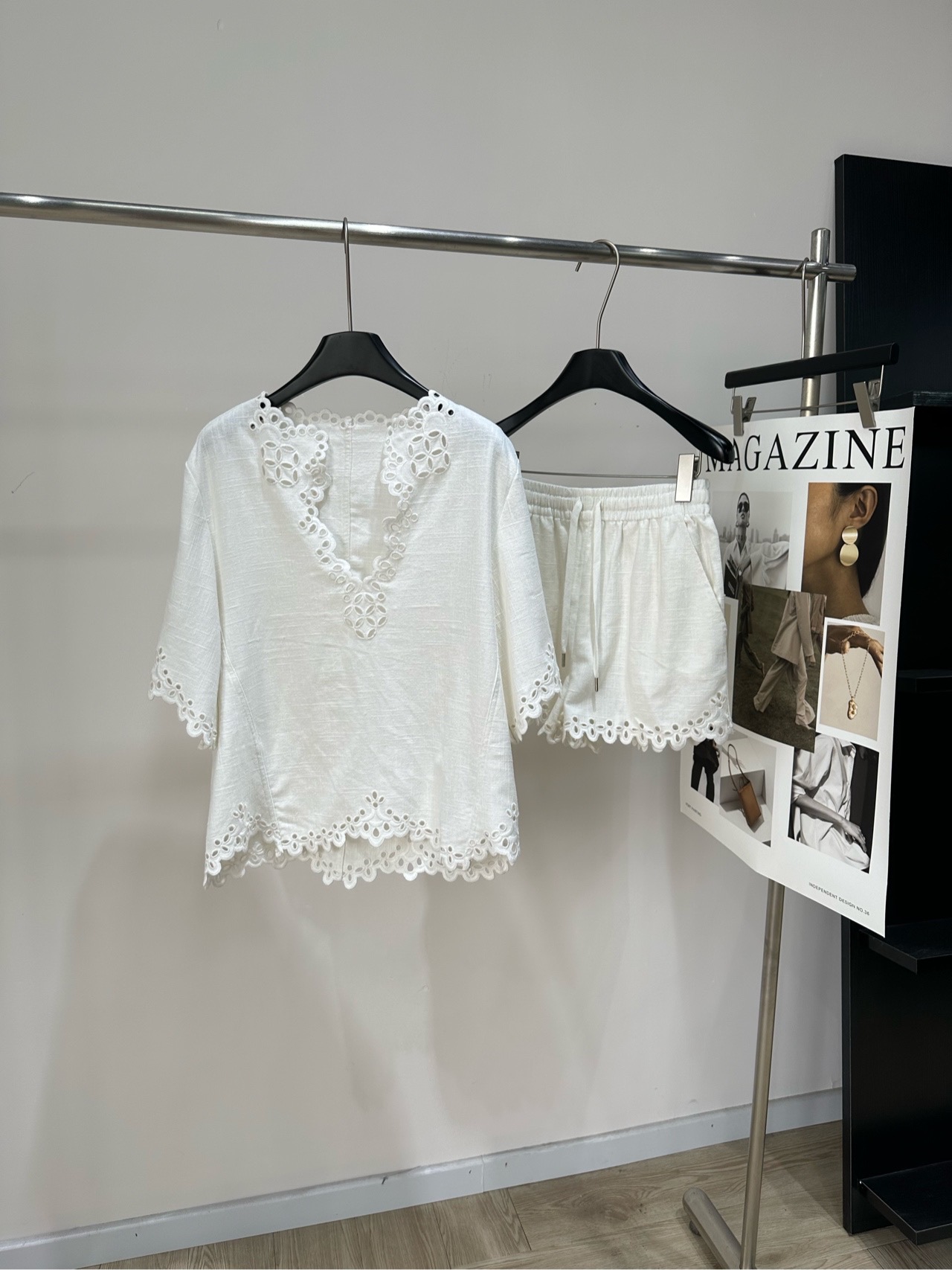 NO:822417,[LM white cotton and linen hollow lace embroidery two-piece set] One set, do not disassemble. Fabric is cotton and linen blend. Color is off-white. Isabel Marant, this French hollow embroidery white set includes V-neck short-sleeved top + elastic waist shorts. Cotton and linen blended material, breathable and skin-friendly, super comfortable to wear in summer!  The V-neck of the top modifies the neck line. The hollow lace on the cuffs and hem is super delicate. The elastic waist design of the shorts allows for freedom of movement. The overall style is lazy and elegant. It can be easily managed on vacation, commuting, and daily life. The white color is refreshing and versatile, and looks good with any combination!  Top lay size S Shoulder width 45, bust 108, length 64, sleeve length 35 M Shoulder width 46, bust 112, length 65, sleeve length 36 L Hood 47, bust 116, length 66, sleeve length 37 Shorts lay size S Waist 66 stretch, hip 102, trouser length 36 M Waist 70 stretch, hip 106, trouser length 37  L waist circumference 74 elastic, hip circumference 110, pants length 38. Manual measurement will have an error of 2 to 3cm, which is within the normal range, shorts, T-shirts, hats,19860909【LM白色棉麻镂空花边刺绣两件套】 一套,不拆开 面料棉麻混纺 颜色米白色 Isabel Marant,这套法式镂空刺绣白色套装 包含V领短袖上衣+松紧腰短裤 棉麻混纺材质,透气又亲肤 夏天穿超舒服！ 上衣V领修饰颈部线条 袖口和下摆镂空花边超精致 短裤松紧腰设计 活动自在不勒人 整体慵懒优雅 度假、通勤、日常都能轻松驾驭 白色清爽百搭,怎么搭都好看！ 上衣平铺尺码 S肩宽45,胸围108,衣长64,袖长35 M肩宽46,胸围112,衣长65,袖长36 L连帽47,胸围116,衣长66,袖长37 短裤平铺尺码 S腰围66弹力,臀围102,裤长36 M腰围70弹力,臀围106,裤长37 L腰围74弹力,臀围110,裤长38 手工测量会有2～3cm误差属于正常范围,,shorts,T-shirt,hats,,Women's clothing