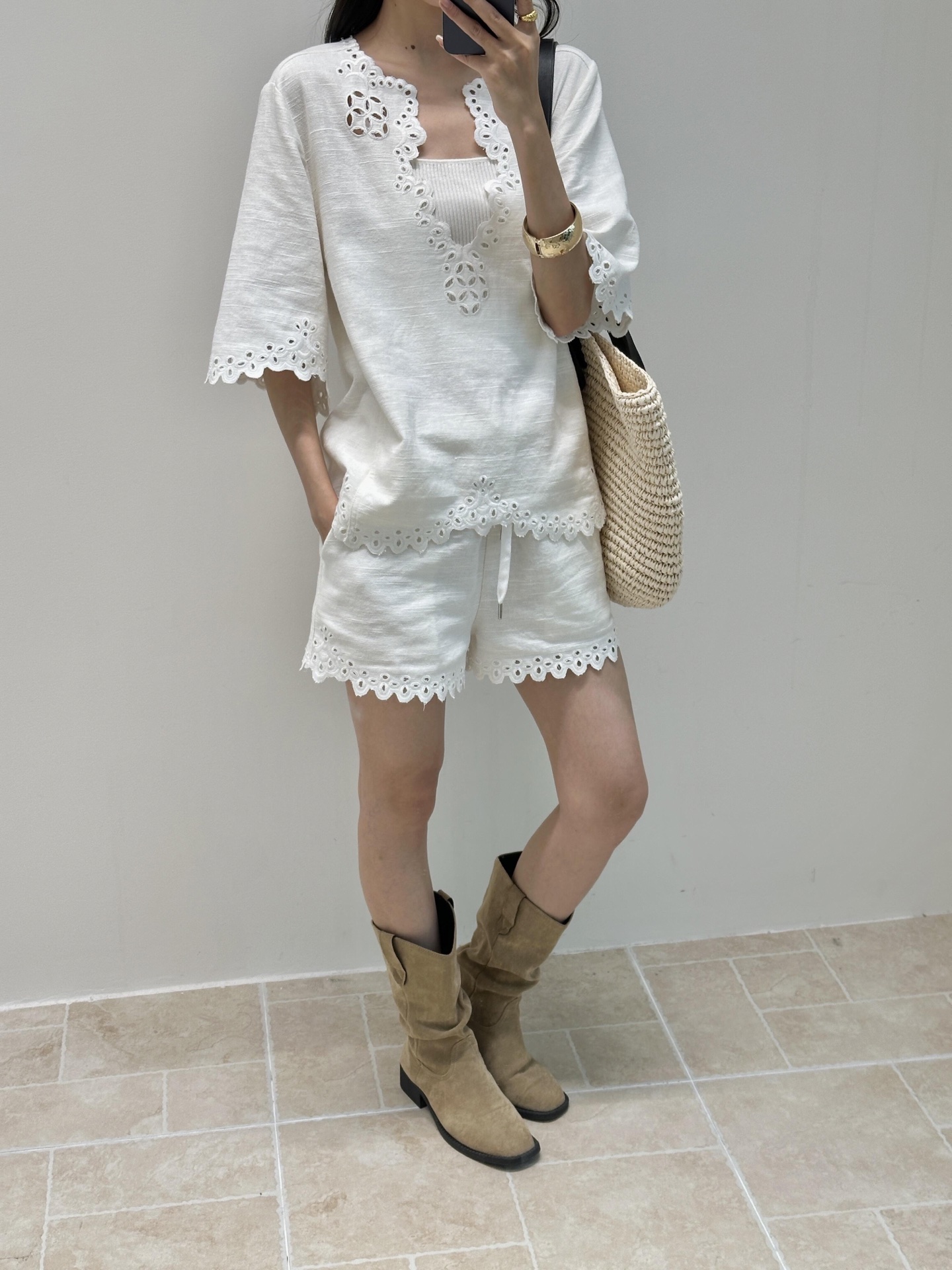 NO:822421,Including V-neck short-sleeved top + elastic waist shorts, made of cotton and linen blend, breathable and skin-friendly, super comfortable to wear in summer!  The V-neck of the top modifies the neck line. The hollow lace on the cuffs and hem is super exquisite, shorts, T-shirt,19860909包含V领短袖上衣+松紧腰短裤 棉麻混纺材质,透气又亲肤 夏天穿超舒服！ 上衣V领修饰颈部线条 袖口和下摆镂空花边超精致,,shorts,T-shirt,,Women's clothing