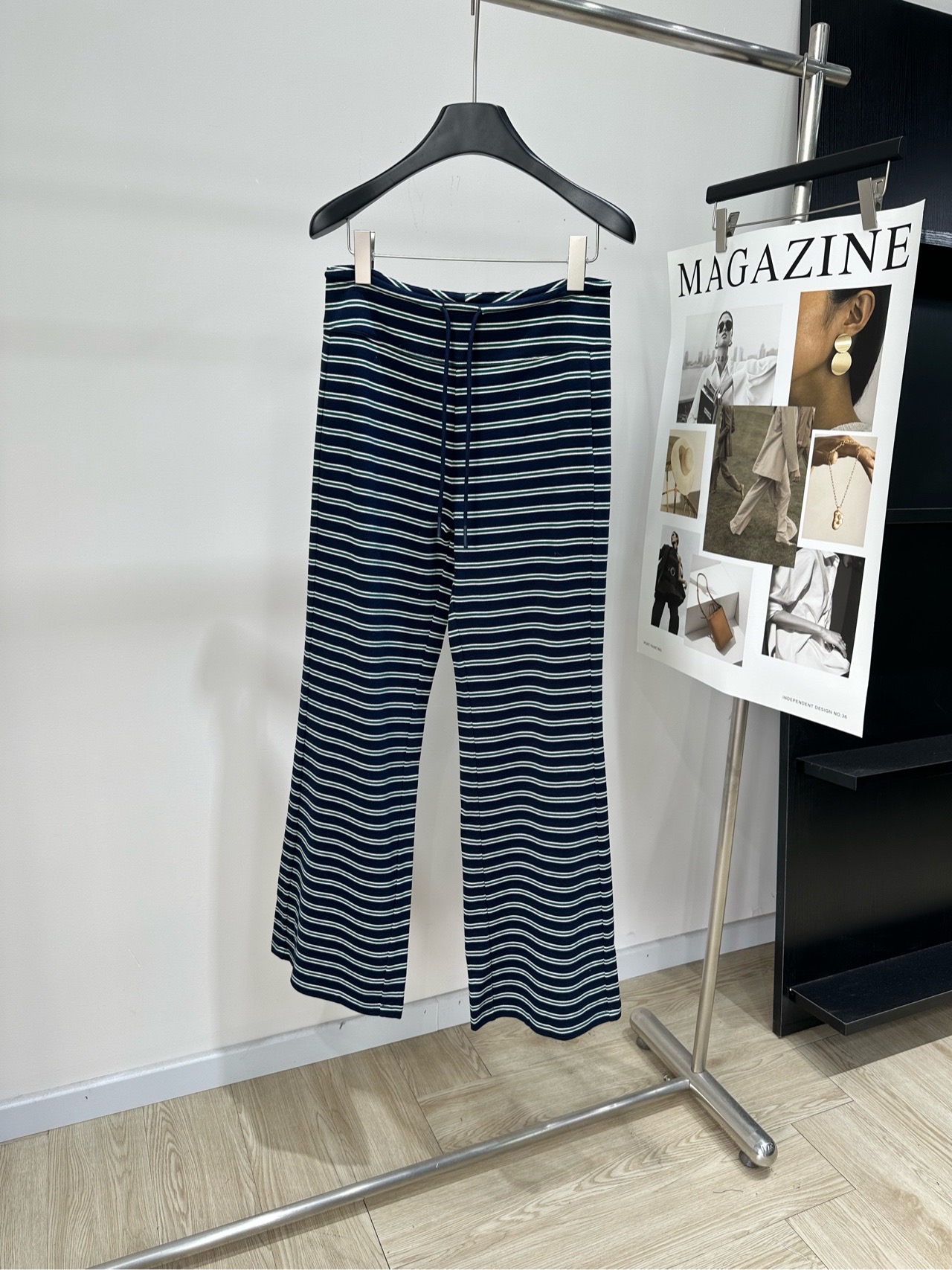 NO:823421,[Blue and green striped drawstring casual trousers], fabric cotton + spandex, color blue and green stripes, 2026 continues to be popular [stripe feel] Elements that will not become outdated with the changes of the times. Different from the regular models in the market. Double horizontal lines, dark green sandwich design, slim and tall version with strong drape. Flat size S, waist 70 elastic, hip 90 elastic, pants length 104  M waist circumference 74 elasticity, hip circumference 94 elasticity, pants length 105 L waist circumference 78 elasticity, hip circumference 98 elasticity, pants length 106. There will be an error of 2~3cm in manual measurement, which is within the normal range.19860909【蓝绿条纹抽绳休闲长裤】 ,面料棉+氨纶 颜色蓝绿条纹 2026持续爆款【条纹感】 不随着时代变迁而过时的元素 有别于市场常规款 双横线墨绿夹心的小心思设计 垂坠感极强的显瘦显高版型 平铺尺码 S腰围70弹力,臀围90弹力,裤长104 M腰围74弹力,臀围94弹力,裤长105 L腰围78弹力,臀围98弹力,裤长106 手工测量会有2～3cm误差属于正常范围,,,Women's clothing