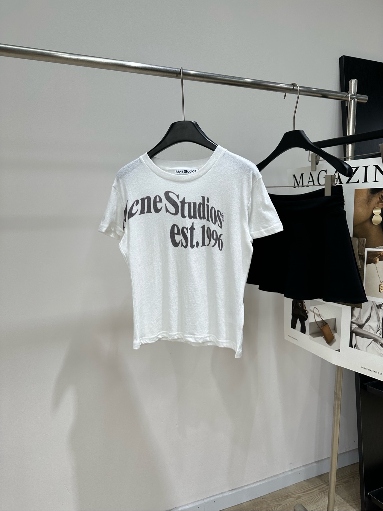 NO:828777,[AC white irregular letter round neck short-sleeved T], fabric cotton and linen blended, color white 26SS cotton and linen blended short-sleeved round neck retro letter printed thin short-sleeved T-shirt Acne style retro letter T-shirt Organic cotton jersey with a slightly rough texture The irregular texture on the surface is like an old newspaper crumpled by time Thin but not soft, with a breathable feeling when it sticks to the skin It is the most popular 'light burden' fabric in summer  The digital printing of the current season logo on the chest has an aged grayscale. The aged fonts are arranged diagonally like rubbings from a retro magazine. There is no overly aggressive edge, only a casual coolness. The round neck is clean and neat, and the fit is cut and the length of the dress is tucked under the waistline, just exposing a part of the waistline. You can wear it neatly regardless of your body shape. The texture of cotton and linen blends has a natural laziness. Just wear it with a pair of distressed jeans or a work skirt.  You can instantly become a blogger with a sense of relaxation on the Nordic streets. Whether worn alone or stacked with necklaces, it can hold up in various scenes from daily commuting to weekend outings. It is an 'evergreen style' that can be worn for many years. Flat size S shoulder width 43, chest circumference 88, dress length 53, sleeve length 15 M shoulder width 44, chest girth 92, dress length 54, sleeve length 16 L shoulder width 45, chest girth 96, dress length 55, sleeve length 17  There will be an error of 2 to 3cm due to manual measurement, which is within the normal range, Acne studios, skirts, jeans, T-shirt, tees, t-shirt, necklace,19860909【AC白色不规则字母圆领短袖T】 ,面料棉麻混纺 颜色白色 26SS 棉麻混纺短袖圆领复古字母印花薄款短袖T恤 Acne风复古字母T恤 有机棉平纹针织带着微微糙感的肌理 表面不规则纹理像被时光揉皱的旧报纸 薄透却不软塌,贴肤时带着透气的呼吸感 是夏天最讨喜的“轻负担”面料 胸前当季徽标数码印花带着做旧灰度 做旧字体斜切排布 像从复古杂志里拓印下来 没有过度张扬的锋芒 只藏着漫不经心的酷感 圆领走线干净利落,合身剪裁把衣长卡在腰线下 刚好露出一截腰线 不挑身形也能穿出利落感 棉麻混纺的质感带着天然慵懒 随便搭一条做旧牛仔裤或工装裙 就能秒变北欧街头的松弛感博主 不管是单穿还是叠戴项链 都能hold住日常通勤、周末出街的各种场景 是一件能穿好多年的“常青款” 平铺尺码 S肩宽43,胸围88,衣长53,袖长15 M肩宽44,胸围92,衣长54,袖长16 L肩宽45,胸围96,衣长55,袖长17 手工测量会有2～3cm误差属于正常范围,,acne studios,skirts,jeans,T-shirt,tees，t-shirt,necklace,,Women's clothing