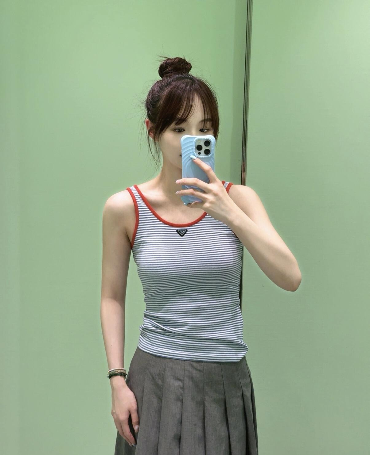 NO:828770,Classic blue and white color scheme + red trim, simple and recognizable. High-quality knitted fabric, good elasticity, fits the body shape, super comfortable to wear in spring and summer!  ,,19860909经典蓝白配色+红色边饰,简约又有辨识度 高品质针织面料,弹性好 贴合身形,春夏穿超舒服！,,,Women's clothing