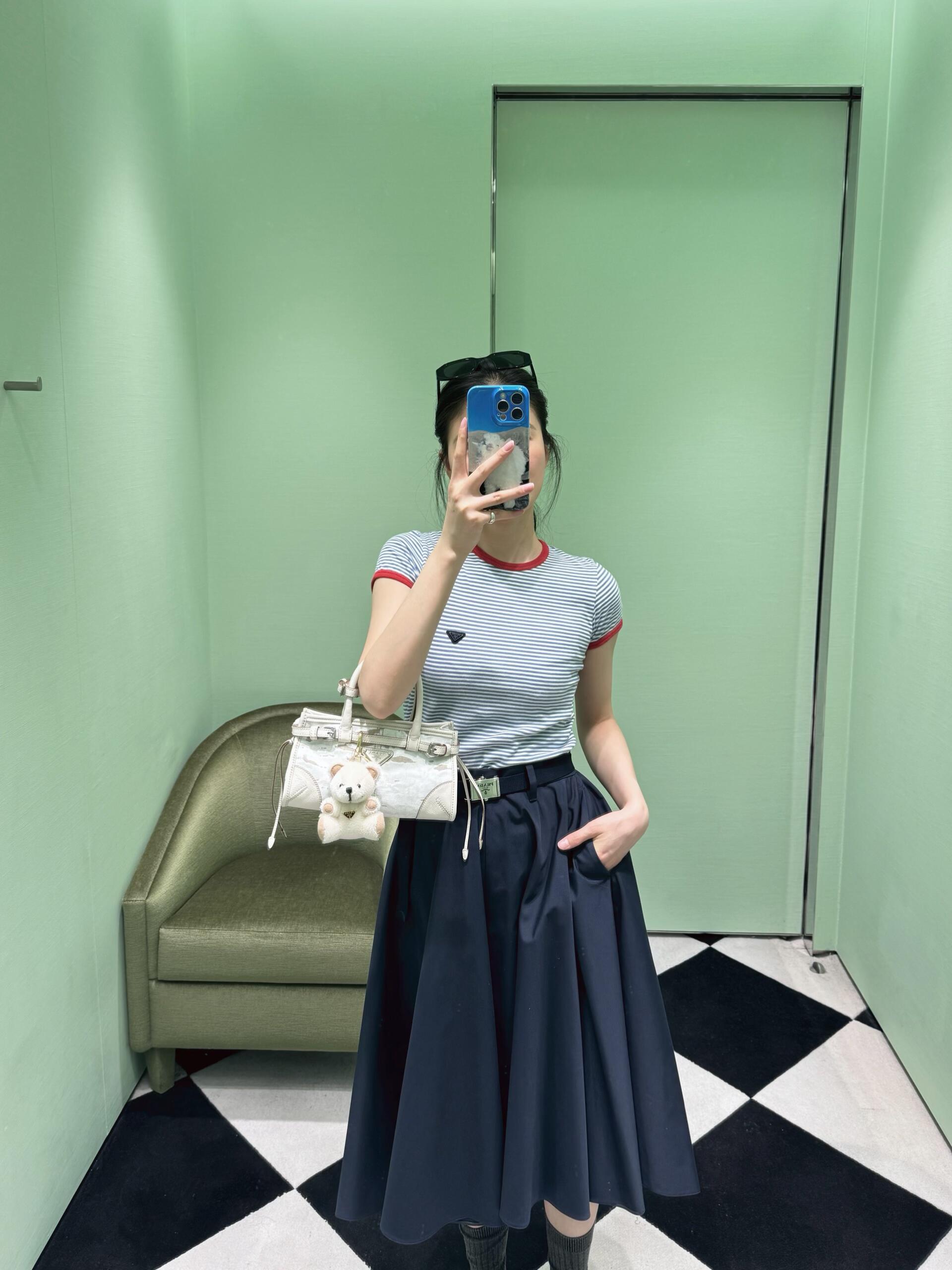 NO:828752,The triangular enamel logo on the chest is very recognizable. The knitted fabric has good elasticity and is close-fitting and comfortable. It is very suitable for summer wear.19860909胸前三角珐琅Logo超有辨识度 针织面料弹性好,贴身舒适,夏天穿超合适,,,Women's clothing