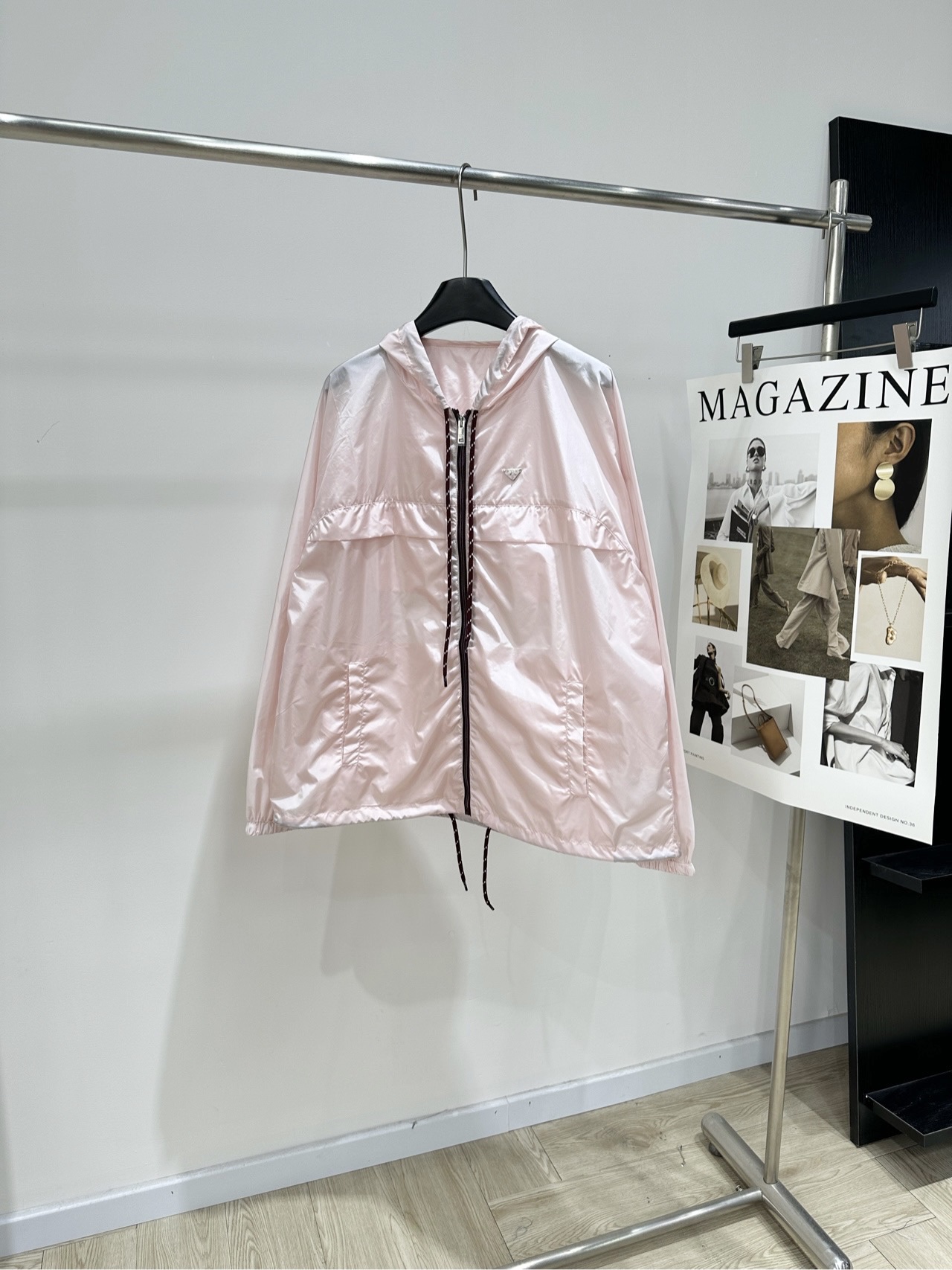 NO:828733,[P pink nylon hooded mid-length sun protection windbreaker], fabric nylon, color pink Prad*2026 early spring series pink nylon hooded jacket, light and windproof, perfect for spring and summer!  Loose fit + hooded design. The zipper and drawstring details are very practical. The pink color is super gentle. It can be easily used for daily commuting and outdoors. The nylon material is light and easy to carry. It is also water-repellent, fashionable and practical. It is Prad's most classic item, which can easily enhance the quality of your outfit!  Flat size S raglan sleeve, bust 122, dress length 68, shoulder sleeve length 77 M raglan sleeve, chest 126, dress length 69, shoulder sleeve length 78 L raglan sleeve, chest 130, dress length 70, shoulder sleeve length 79 There will be an error of 2 to 3cm due to manual measurement, which is within the normal range,, prada, jackets & coats, hats,19860909【P粉色尼龙连帽中长款防晒风衣】 ,面料锦纶 颜色粉色 Prad*2026早春系列粉色尼龙连帽外套 轻薄防风,春夏穿超合适！ 宽松版型+连帽设计 拉链和抽绳细节很实用,粉色超温柔 日常通勤、户外都能轻松驾驭 尼龙材质轻便易携 还防泼水,时尚又实用 是Prad*经典单品,轻松提升穿搭质感！ 平铺尺码 S连肩袖,胸围122,衣长68,肩袖长77 M连肩袖,胸围126,衣长69,肩袖长78 L连肩袖,胸围130,衣长70,肩袖长79 手工测量会有2～3cm误差属于正常范围,,prada,jackets & coats,hats,,Women's clothing