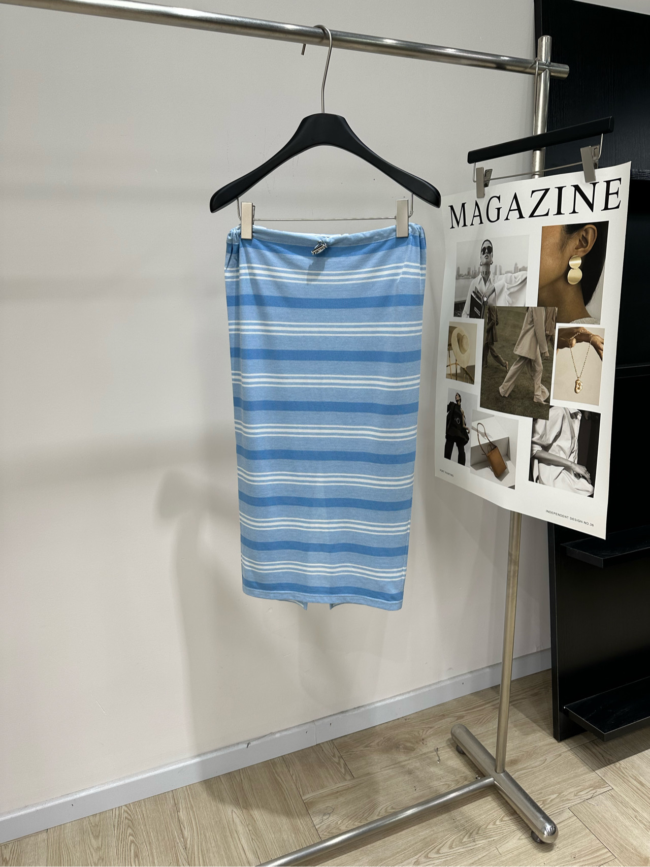 NO:828806,[P blue and white gradient striped slit mid-length skirt], fabric cotton + spandex, color blue and white stripes, Prad*2026 spring and summer series blue striped knitted skirt, blue and white striped design, fresh and simple, perfect for spring and summer wear!  The knitted fabric is light and elastic, fits the body shape, is comfortable and shows curves. It is hip-hugging and has a moderate length. It can be easily used for commuting, leisure and outing. Pair it with a Polo shirt from the same series. You can switch between college style or casual style at will. It is a versatile and must-have item for the spring and summer wardrobe!  Flat size S waist 66 elastic, hip 84 elastic, skirt length 71 M waist 70 elastic, hip 88 elastic, skirt length 72 L waist 74 elastic, hip 92 elastic, skirt length 73 Manual measurement will have an error of 2 to 3cm, which is within the normal range, prada, skirts,19860909【P蓝白渐变条纹开衩中长半裙】 ,面料棉+氨纶 颜色蓝白条纹 Prad*2026春夏系列蓝色条纹针织裙 蓝白条纹设计,清新简约,春夏穿搭超适合！ 针织面料轻盈有弹性 贴合身形,舒适又显曲线 包臀剪裁,长度适中 通勤、休闲、踏青都能轻松驾驭 搭配同系列Polo衫 学院风or休闲风随心切换 是春夏衣橱百搭必备单品！ 平铺尺码 S腰围66弹力,臀围84弹力,裙长71 M腰围70弹力,臀围88弹力,裙长72 L腰围74弹力,臀围92弹力,裙长73 手工测量会有2～3cm误差属于正常范围,,prada,skirts,,Women's clothing