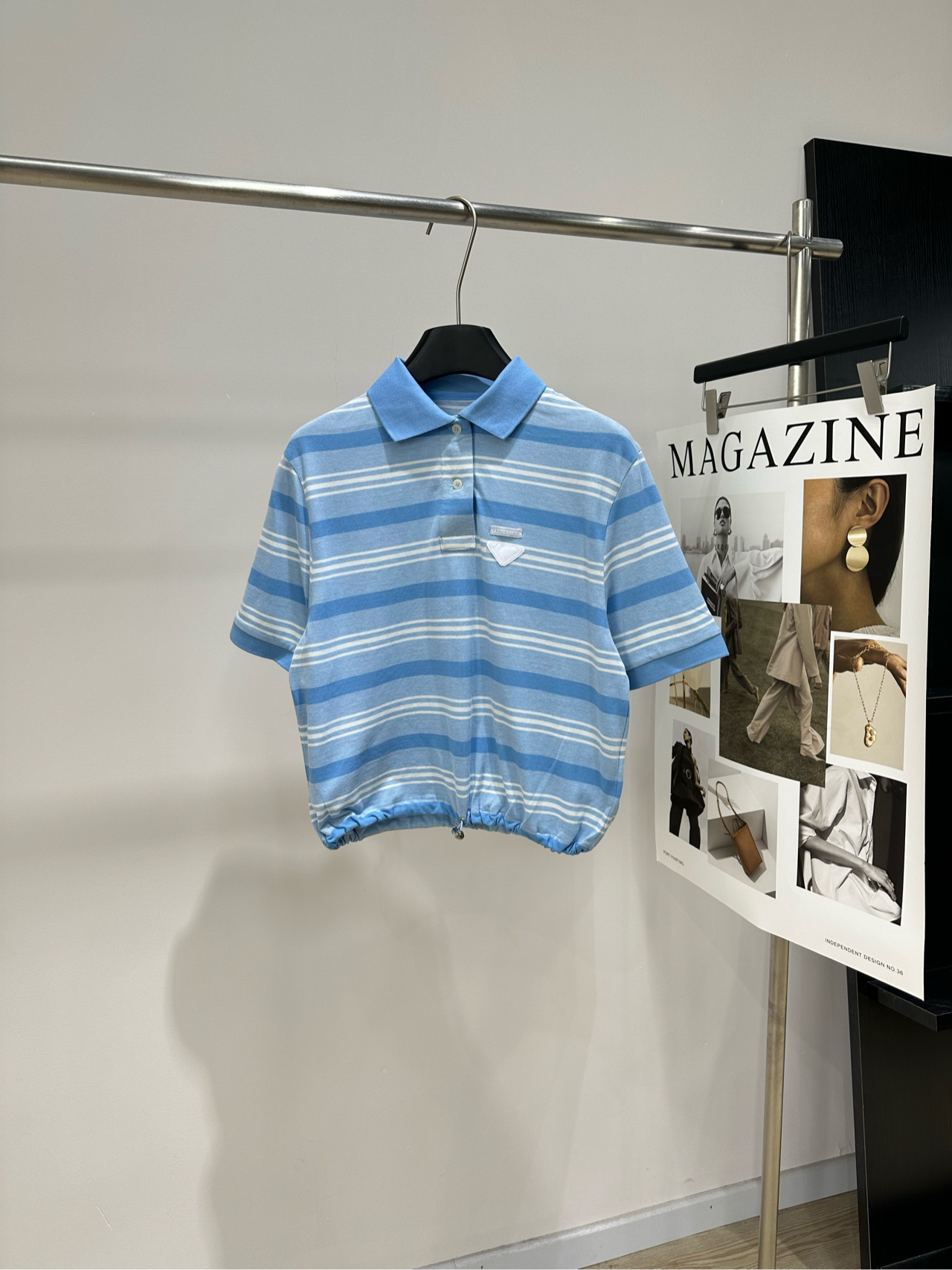 NO:828786,[P blue and white striped pique cotton polo short-sleeved T], fabric cotton color blue and white striped Prad*2026 spring and summer blue and white striped drawstring Polo shirt, classic Polo collar + blue and white stripes, full of refreshing college style!  The drawstring at the hem is adjustable, making it easy to create a short high waistline. It makes you appear slimmer and taller. The inverted triangle metal mark on the chest low-key highlights the brand texture. High-elastic knitted fabric, skin-friendly and breathable, super comfortable to wear in summer~ The loose fit is not flattering to your figure. It can be easily used for commuting, going out, and leisure. It is a versatile summer tool!  Flat size S shoulder width 43, chest 102, length 55, sleeve length 25 M shoulder width 44, chest 106, length 56, sleeve length 26 L shoulder width 45, chest 110, length 57, sleeve length 27 Manual measurement will have an error of 2 to 3cm, which is normal, prada, T-shirt,19860909【P蓝白条纹珠地棉polo短袖T】 ,面料棉 颜色蓝白条纹 Prad*2026春夏蓝白条纹抽绳Polo衫 经典Polo领+蓝白条纹,清爽学院风满满！ 下摆抽绳可调节,轻松打造短款高腰线 显瘦又显高 胸口倒三角金属标,低调彰显品牌质感 高弹针织面料,亲肤透气,夏天穿超舒服～ 宽松版型不挑身材 通勤、出街、休闲都能轻松驾驭 是夏日百搭神器！ 平铺尺码 S肩宽43,胸围102,衣长55,袖长25 M肩宽44,胸围106,衣长56,袖长26 L肩宽45,胸围110,衣长57,袖长27 手工测量会有2～3cm误差属于正常范围,,prada,T-shirt,,Women's clothing