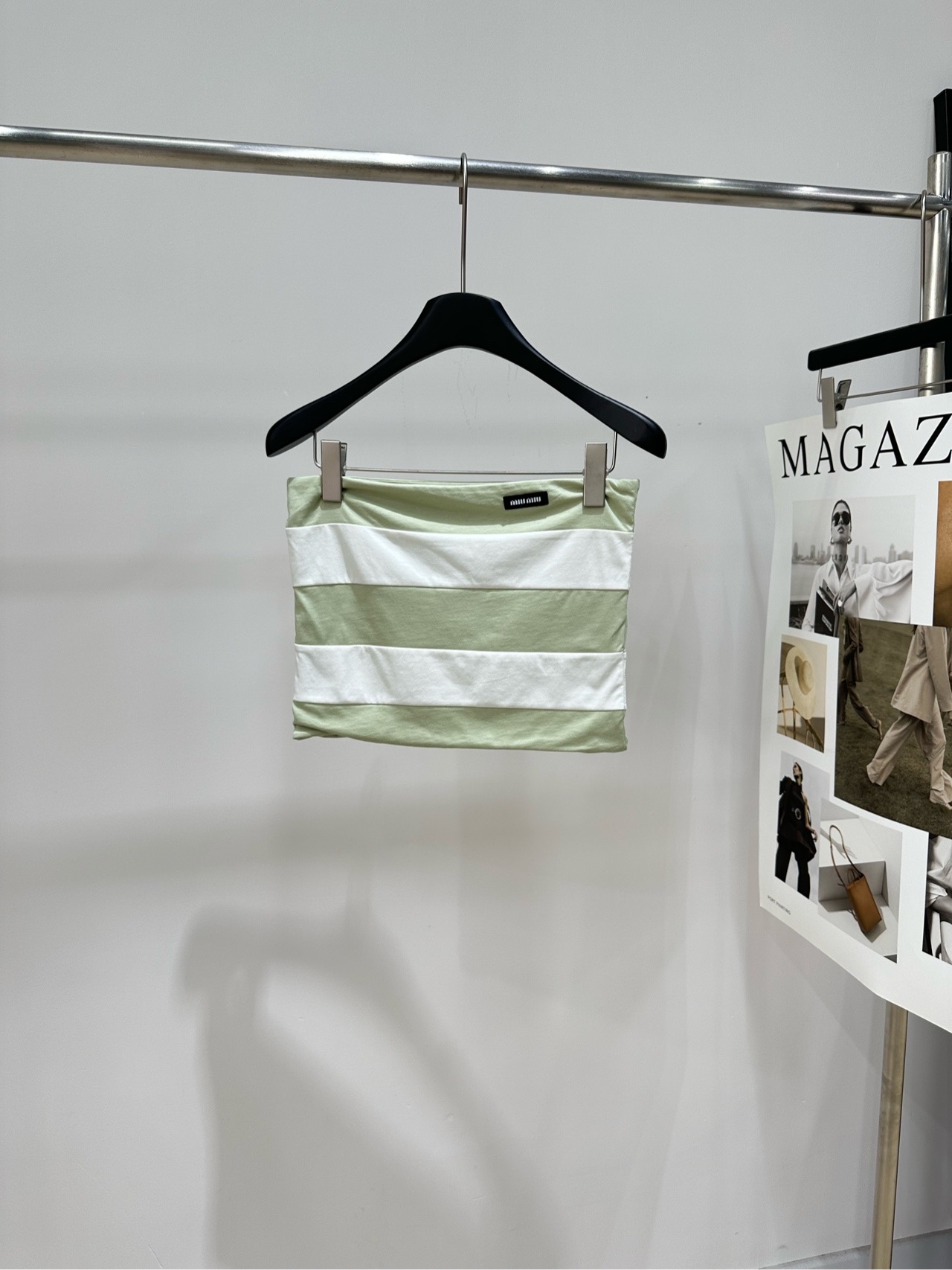 NO:828768,[M light green and white logo double layer tube top], fabric cotton, color light green and white, this light green + white striped tube top, the cotton fabric is super breathable, comfortable to wear in summer!  The strapless design fits the body shape. The brand logo on the chest is very recognizable. Fresh and simple style. It looks good with high-waisted pants or skirts. It can be easily used for daily life and vacation ~ Flat size S bust 74 micro-elastic, length 28 M bust 78 micro-elastic, length 29 L bust 82 micro-elastic, length 30. There will be a 2-3cm error in manual measurement, which is normal range,,skirts,19860909【M浅绿拼白徽标双层抹胸上衣】 ,面料棉 颜色浅绿拼白 这款浅绿+白色条纹抹胸 棉质面料超透气,夏天穿hin舒服！ 无肩带设计贴合身形 胸前品牌标识超有辨识度 清新简约风格 搭高腰裤or裙都好看 日常、度假都能轻松驾驭～ 平铺尺码 S胸围74微弹,衣长28 M胸围78微弹,衣长29 L胸围82微弹,衣长30 手工测量会有2～3cm误差属于正常范围,,skirts,,Women's clothing
