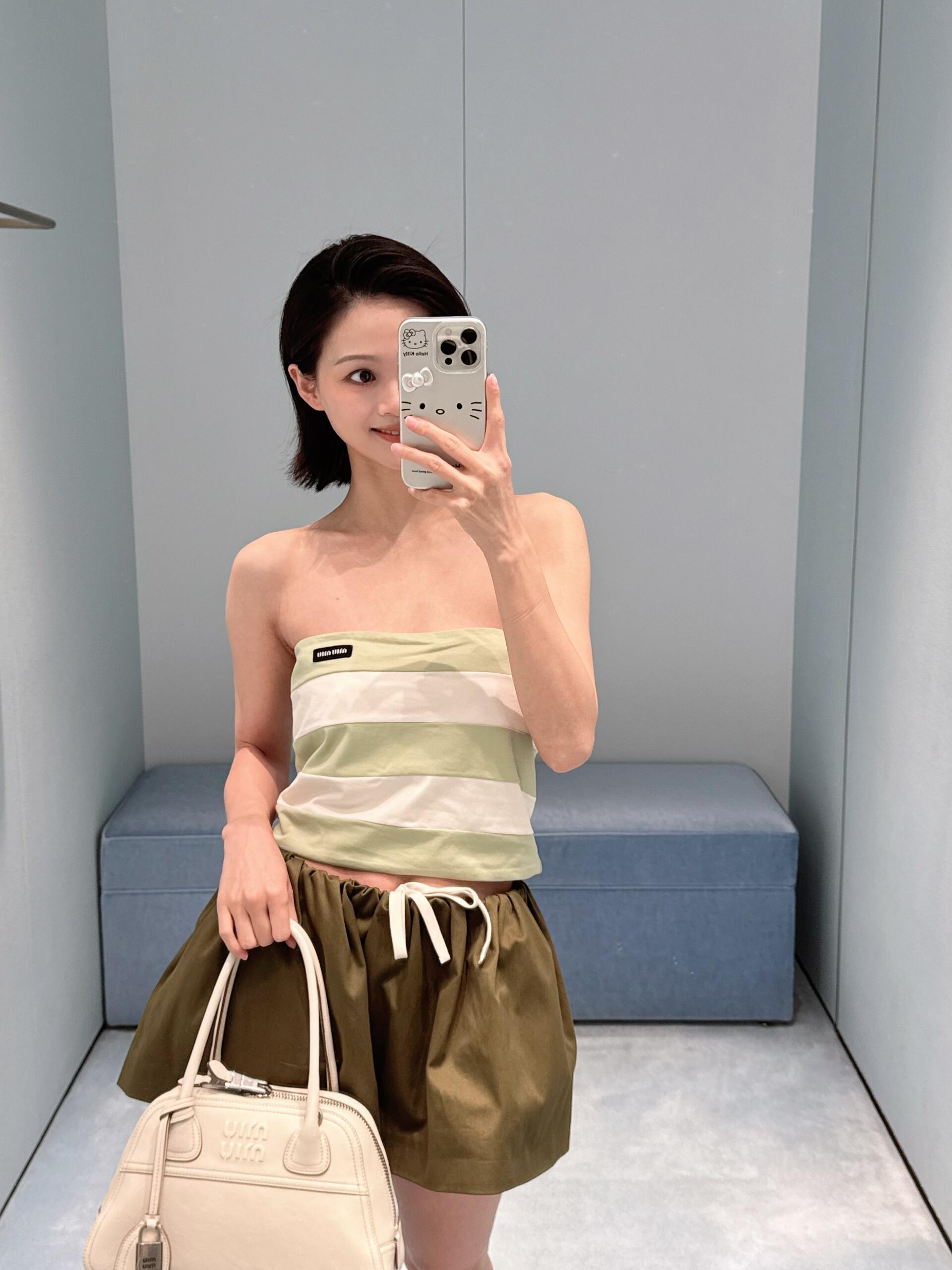 NO:828776,The brand logo on the chest is very recognizable. The style is fresh and simple. It looks good with high-waisted pants or skirts. It can be easily worn in daily life and on vacation~,,skirts,19860909胸前品牌标识超有辨识度 清新简约风格 搭高腰裤or裙都好看 日常、度假都能轻松驾驭～,,skirts,,Women's clothing