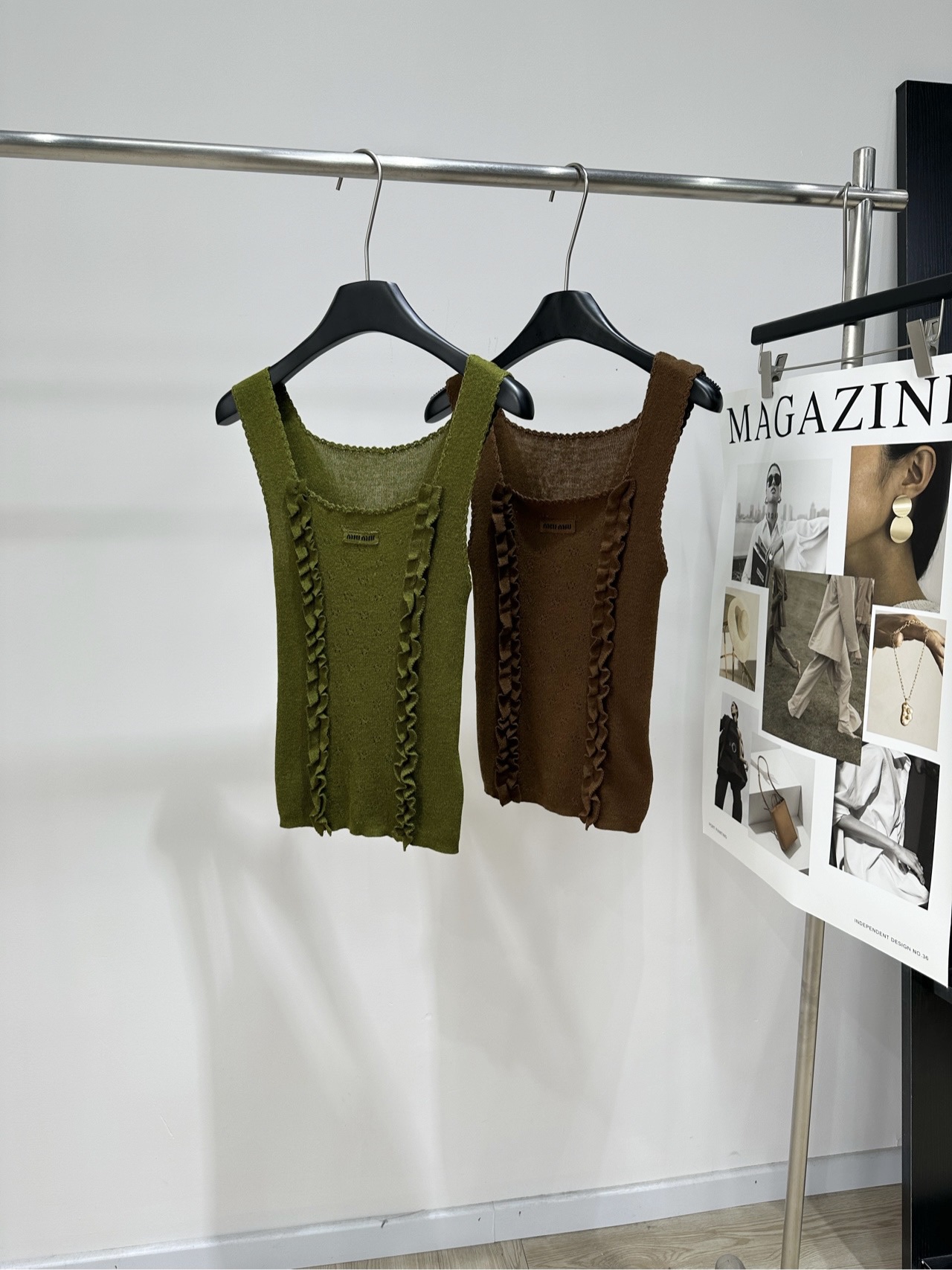 NO:828749,[M two-color fungus edge U-neck knitted vest], made of cashmere, mulberry and silk blend, color matcha green, caramel color Miu*'s brown fungus edge knitted vest, soft knitted fabric, super comfortable to wear!  The fungus design on both sides is retro and sweet, with perfect details. Sleeveless tailoring, perfect for wearing alone or layered with shirts and jackets in spring and summer. Easily create a college style or retro style. Caramel brown is super versatile. It can be worn with skirts, shorts, and boots for a high-end look. Suitable for daily outings, dates, and parties~ Flat size S shoulder width 33, bust 58 stretch, length 54 M shoulder width 34, bust 62 stretch, length 55  L shoulder width 35, bust 66 stretch, length 56. There will be an error of 2 to 3cm due to manual measurement, which is within the normal range. Miumiu, boots, skirts, shorts, jackets & coats, shirts,19860909【M双色木耳边U领针织背心】 ,面料羊绒桑蚕丝混纺 颜色抹茶绿、焦糖色 Miu*这款棕色木耳边针织背心 柔软针织面料,穿着超舒适！ 两侧木耳边设计,复古又甜美,细节满分 无袖剪裁,春夏单穿或叠搭衬衫、外套都很出彩 轻松打造学院风or复古风 焦糖棕色超百搭 配半裙、短裤、长靴都能穿出高级感 日常出街、约会、聚会都很适合哦～ 平铺尺码 S肩宽33,胸围58弹力,衣长54 M肩宽34,胸围62弹力,衣长55 L肩宽35,胸围66弹力,衣长56 手工测量会有2～3cm误差属于正常范围,,miumiu,boots,skirts,shorts,jackets & coats,shirts,,Women's clothing