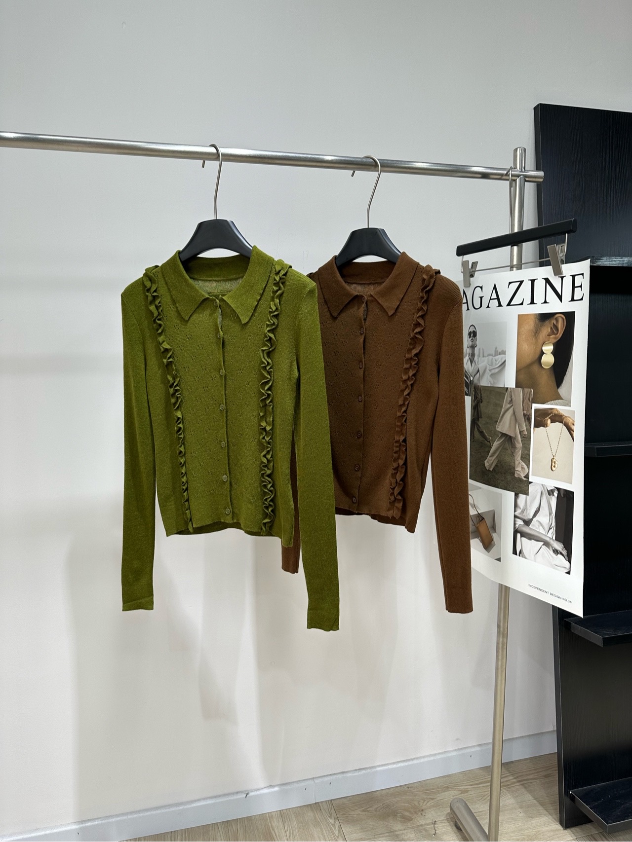 NO:828730,[M two-color fungus edge lapel single-breasted cardigan], fabric cashmere, mulberry silk blend, color matcha green, caramel color Miu* fungus edge knitted cardigan, soft knitted fabric, low saturation avocado green, super white, friendly to yellow skin!  The ruffle design is retro and elegant, with lapels and button placket. The details are perfect. It looks great when worn alone or layered with shirts in spring and autumn. It can be easily used for commuting, dating, and daily life. It has both temperament and comfort. It is a popular item in Miu's classic series!  Flat size S Shoulder width 37, bust 74 stretch, length 52, sleeve length 66 M Shoulder width 38, chest 78 stretch, length 53, sleeve length 67 L Shoulder width 39, chest 82 stretch, length 54, sleeve length 68 Manual measurement will have an error of 2 to 3cm, which is within the normal range,,miumiu,shirts,19860909【M双色木耳边翻领单排扣开衫】 ,面料羊绒桑蚕丝混纺 颜色抹茶绿、焦糖色 Miu*木耳边针织开衫,柔软针织面料 低饱和牛油果绿超显白,黄皮友好！ 荷叶边设计复古优雅,翻领+纽扣开襟 细节满分 春秋季单穿或叠搭衬衫都很出彩 通勤、约会、日常都能轻松驾驭 气质与舒适兼得,是Miu经典系列热门单品！ 平铺尺码 S肩宽37,胸围74弹力,衣长52,袖长66 M肩宽38,胸围78弹力,衣长53,袖长67 L肩宽39,胸围82弹力,衣长54,袖长68 手工测量会有2～3cm误差属于正常范围,,miumiu,shirts,,Women's clothing
