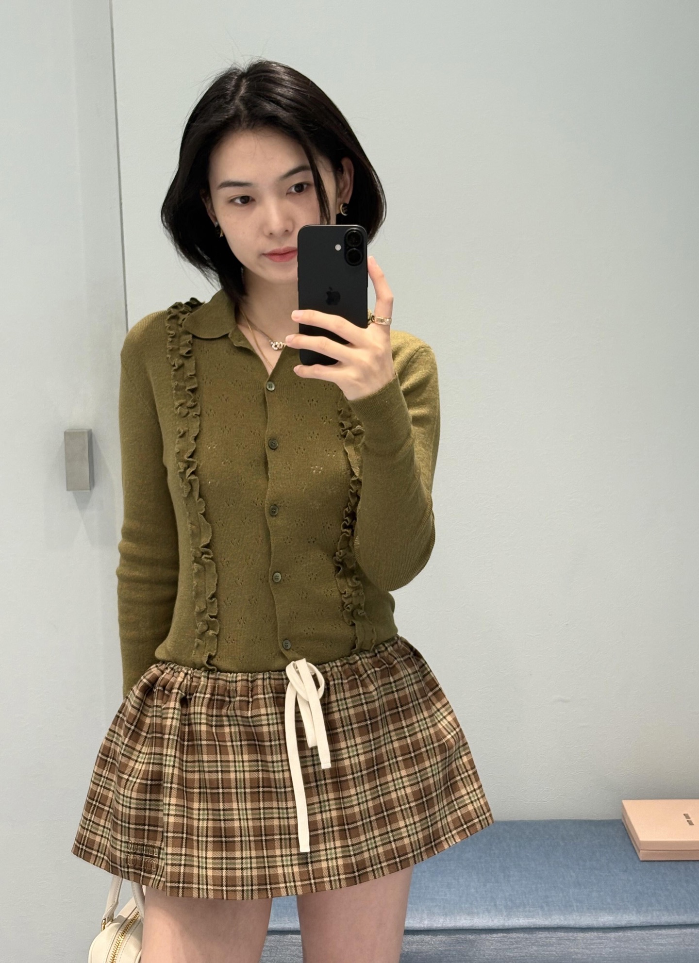 NO:828739,The ruffle design is retro and elegant, and the lapel + button placket is full of details. It looks great when worn alone or layered with shirts in spring and autumn.,shirts,19860909荷叶边设计复古优雅,翻领+纽扣开襟 细节满分 春秋季单穿或叠搭衬衫都很出彩,,shirts,,Women's clothing