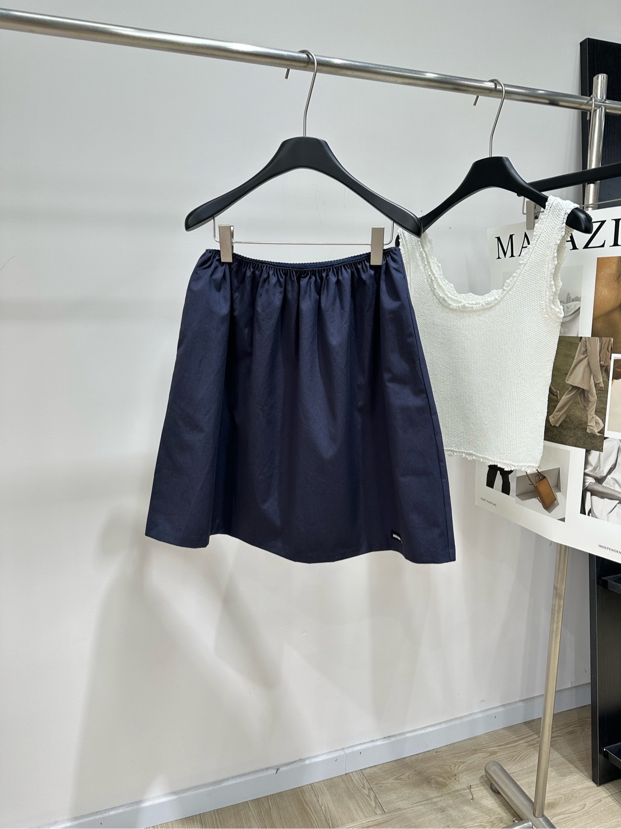 NO:828809,[M navy blue logo glossy mid-length skirt], fabric cotton blend, color navy blue Miu* navy blue elastic waist skirt, lightweight cotton blend material, simple design + elastic waist, comfortable and flattering!  Umbrella skirt silhouette, moderate length, easy to control for daily commuting and leisure. The skirt is fluffy, and can be paired with a short top or sweater. You can switch between college style or sweet and cool style at will~ The brand's exquisite tailoring and details are a must-have for fashionable girls!  Flat size S waist 68 elastic, skirt length 53 M waist 72 elastic, skirt length 54 L waist 76 elastic, skirt length 55 There will be an error of 2 to 3cm in manual measurement, which is within the normal range,,miumiu,skirts,19860909【M藏蓝徽标光泽中长半裙】 ,面料棉混纺 颜色藏蓝 Miu*藏蓝松紧腰半裙,轻盈棉混纺材质 简约设计+松紧腰,舒适又显身材！ 伞裙廓形,长度适中 日常通勤、休闲都能轻松驾驭 裙摆蓬松,搭配短款上衣或针织衫 学院风or甜酷风随心切换～ 品牌精致剪裁和细节,时髦女孩必备！ 平铺尺码 S腰围68弹力,裙长53 M腰围72弹力,裙长54 L腰围76弹力,裙长55 手工测量会有2～3cm误差属于正常范围,,miumiu,skirts,,Women's clothing