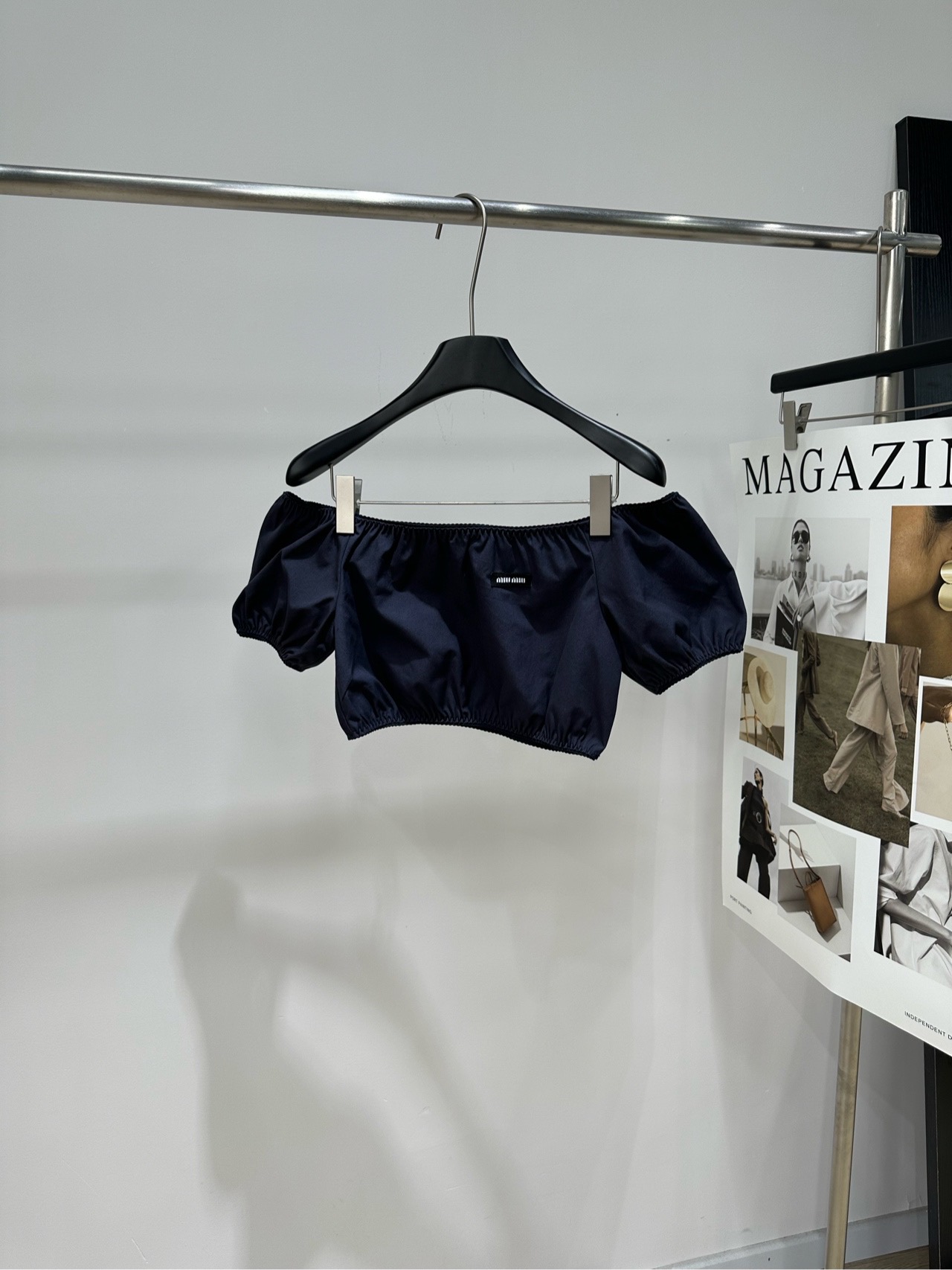 NO:828785,[M navy puff sleeves and one-shoulder top], fabric, cotton blend, color navy Miu* This navy puff-sleeve one-shoulder top is made of light cotton blend, soft and shiny. The one-shoulder design highlights the collarbone. The puff sleeves are sweet and modify the arm lines. The short cut highlights the waistline. Pair it with high-waisted pants or skirts to easily create a sweet cool or retro style!  It is a fashionable must-have item for daily outings, dates, and photo shoots~ Flat size S bust 86, dress length 24, sleeve length 18 M bust 90, dress length 25, sleeve length 19 L bust 94, dress length 26, sleeve length 20 There will be an error of 2 to 3cm in manual measurement, which is normal,,miumiu,skirts,19860909【M藏蓝泡泡袖一字领抹胸上衣】 ,面料,棉混纺 颜色藏蓝 Miu*这款藏蓝泡泡袖一字肩上衣 轻薄棉混纺材质,柔软有光泽感 一字肩设计凸显锁骨 泡泡袖甜美又修饰手臂线条 短款剪裁超显腰线,搭配高腰裤或半裙 轻松打造甜酷or复古风！ 日常出街、约会、拍照都很出片 时髦精必备单品～ 平铺尺码 S胸围86,衣长24,袖长18 M胸围90,衣长25,袖长19 L胸围94,衣长26,袖长20 手工测量会有2～3cm误差属于正常范围,,miumiu,skirts,,Women's clothing