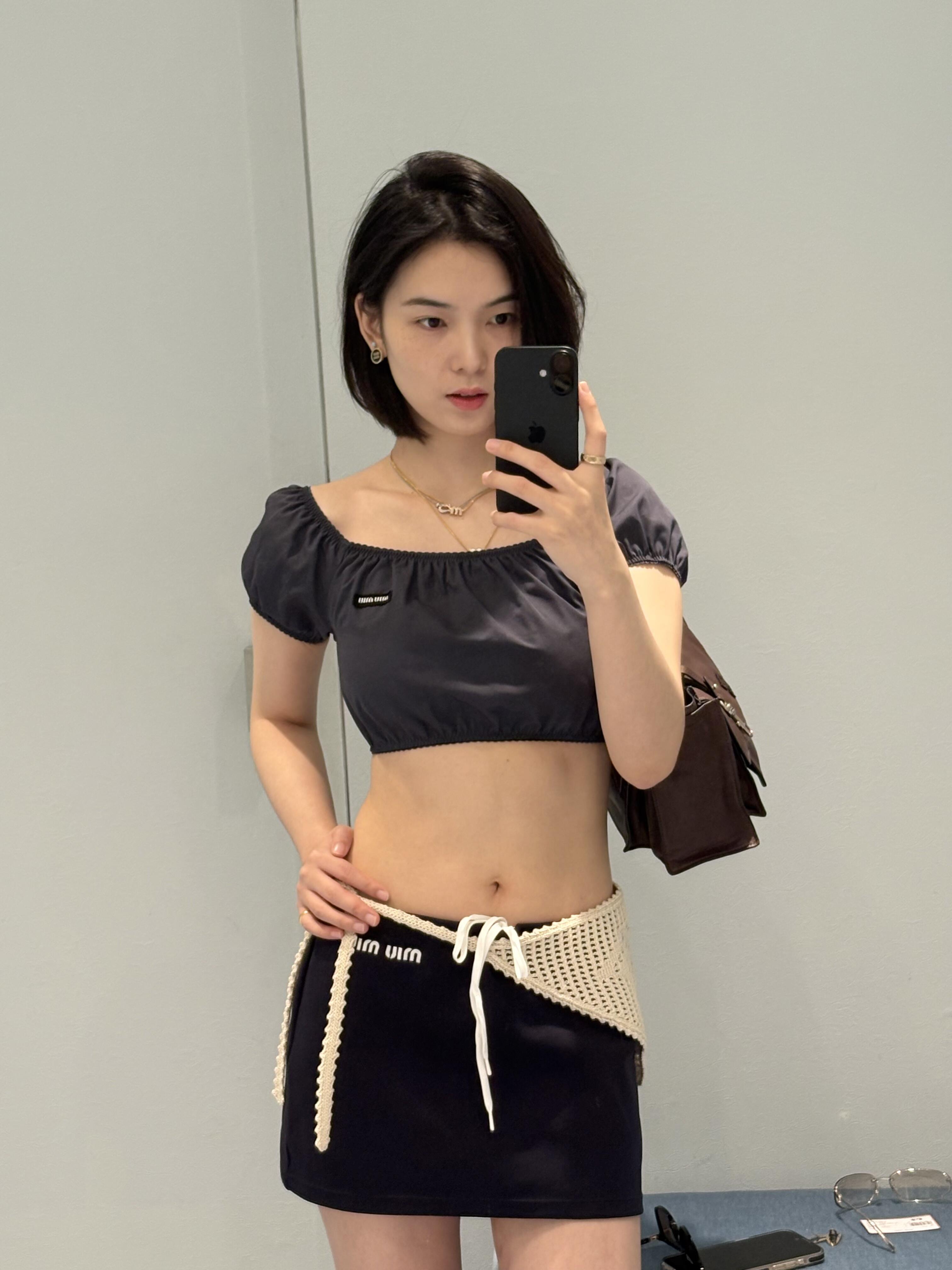 NO:828797,The puff sleeves are sweet and modify the arm lines. The short cut shows off the waistline. Pair it with high-waisted pants or skirts to easily create a sweet cool or retro style!  ,,skirts,19860909泡泡袖甜美又修饰手臂线条 短款剪裁超显腰线,搭配高腰裤或半裙 轻松打造甜酷or复古风！,,skirts,,Women's clothing