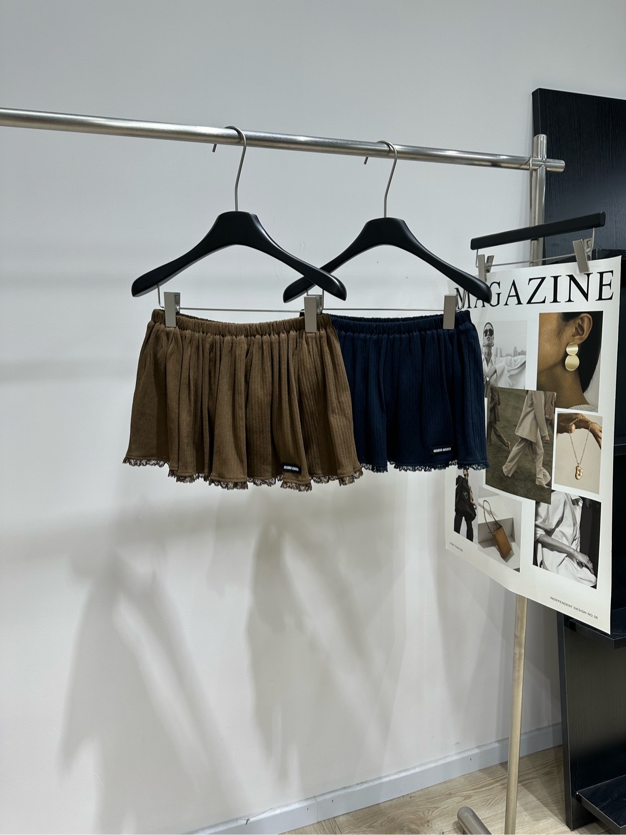NO:828766,[M lace hollow logo pleated skirt], fabric cotton, color coffee, navy blue Miu*2626 summer lace skirt, light and breathable, super comfortable to wear in summer!  The high-waisted design tightens the tummy and makes you look slimmer. It can be matched with skirts and shorts. It prevents exposure and is super safe. The trousers are lace-trimmed, with perfect details, and they look good when worn outside!  It has no curling edges and can move freely. It is suitable for home and outings. It is versatile and can be matched with anything. It is a must-have and practical item for summer wear!  The flat size has anti-exposure shorts lining. S waist 64 elastic, skirt length 29 M waist 68 elastic, skirt length 30 L waist 72 elastic, skirt length 31. There will be an error of 2 to 3cm in manual measurement, which is within the normal range,,miumiu,skirts,shorts,19860909【M蕾丝花边镂空徽标百褶短裙】 ,面料棉 颜色咖色、藏蓝 Miu*2626夏季花边短裙,轻薄透气 夏天穿超舒服！ 高腰设计收腹显瘦,裙装短裤都能搭配 防走光超安心 裤脚蕾丝花边,细节满分,外穿也好看！ 不卷边,活动自如,居家外出都适合 百搭,怎么搭都不出错 是夏季穿搭必备实用单品！ 平铺尺码有防走光短裤内衬 S腰围64弹力,裙长29 M腰围68弹力,裙长30 L腰围72弹力,裙长31 手工测量会有2～3cm误差属于正常范围,,miumiu,skirts,shorts,,Women's clothing