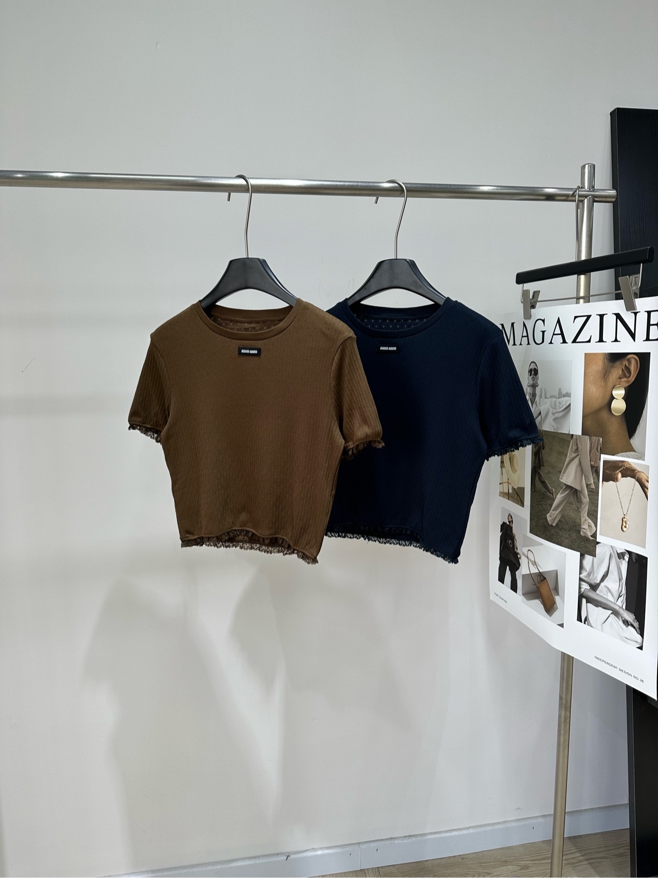 NO:831267,[M lace hollow round neck short-sleeved T], fabric cotton, color brown, navy blue Miu lace short-sleeved, soft and skin-friendly fabric, grooved texture + lace, perfect details, short slim fit, easily outlines the waistline, paired with a high-waisted skirt or jeans, gentle and sexy!  The caramel color is white and perfect for spring and summer. It can be easily used for commuting and dating. It is comfortable and fashionable. It is a must-have item for girls!  Flat size S shoulder width 40, bust 86 stretch, length 43, sleeve length 19 M shoulder width 41, chest 90 stretch, length 44, sleeve length 20 L shoulder width 42, chest 94 stretch, length 45, sleeve length 21 Manual measurement will have an error of 2 to 3cm, which is within the normal range,,miumiu,skirts,jeans,T-shirt,19860909【M蕾丝花边镂空圆领短袖T】 ,面料棉 颜色咖色、藏蓝 Miu 花边短袖,柔软亲肤面料 坑条纹理+蕾丝花边,细节满分 短款修身版型,轻松勾勒腰线 搭配高腰裙或牛仔裤,温柔又性感！ 焦糖色显白 春夏穿超适合,通勤约会都能轻松驾驭 舒适又时髦,女孩必备单品！ 平铺尺码 S肩宽40,胸围86弹力,衣长43,袖长19 M肩宽41,胸围90弹力,衣长44,袖长20 L肩宽42,胸围94弹力,衣长45,袖长21 手工测量会有2～3cm误差属于正常范围,,miumiu,skirts,jeans,T-shirt,,Women's clothing