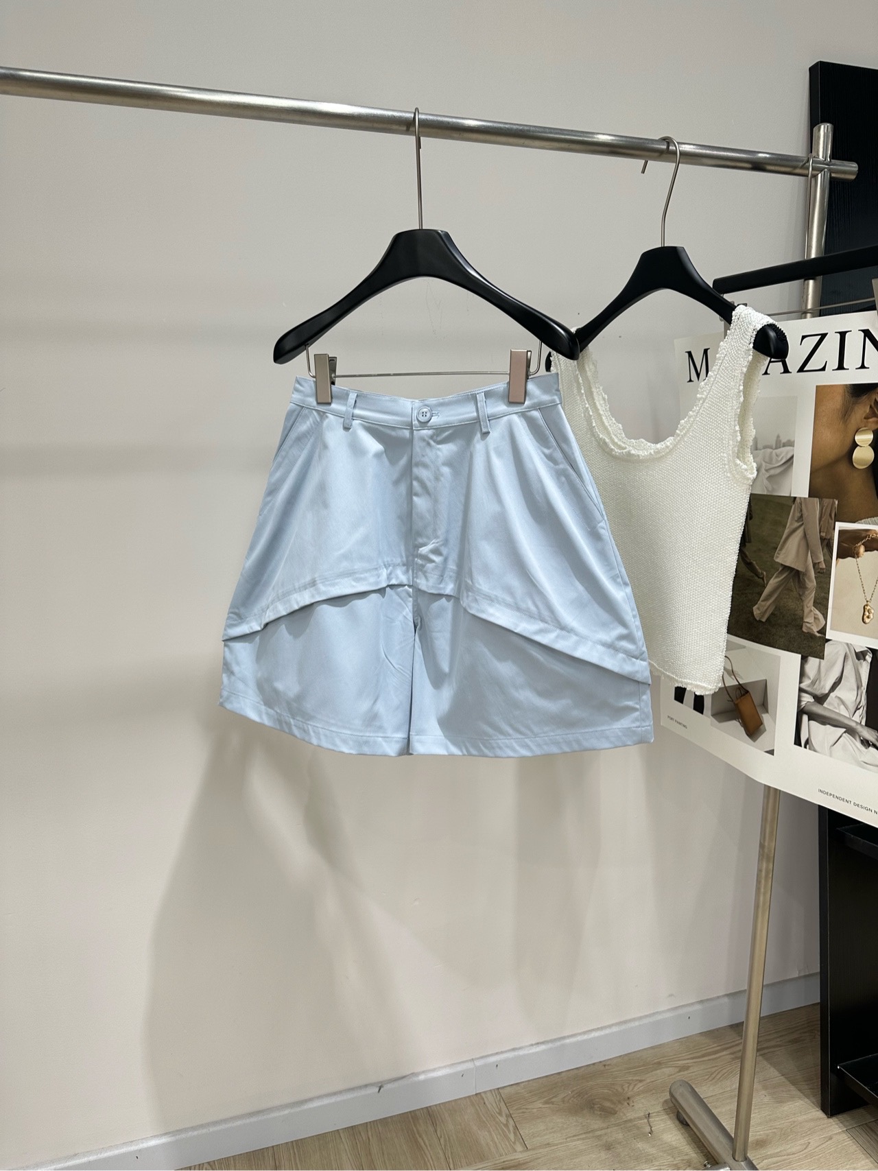 NO:831221,[Loe light blue leather label casual trousers], fabric, cotton, color light blue, Loew*'s light blue loose shorts, light and breathable, super comfortable to wear in summer!  Irregular hem design is full of layers, fashionable and casual. The loose version is super friendly to the figure. It covers the flesh and makes you look slimmer. It can be easily used for daily commuting, vacations and outdoors. The light blue has a cool feeling. Pair it with a white or light-colored top to create a refreshing summer atmosphere!  Flat size S waist 68, hip 102, trouser length 45 M waist 72, hip 106, trouser length 46 L waist 76, hip 110, trouser length 47 Manual measurement will have an error of 2 to 3vm, which is within the normal range,,loewe,shorts,19860909【Loe浅蓝皮标休闲五分裤】 ,面料,棉 颜色浅蓝 Loew*这款浅蓝色宽松短裤,轻薄透气 夏天穿超舒服！不规则下摆设计 层次感满满,时髦又休闲 宽松版型对身材超友好 遮肉显瘦,日常通勤、度假、户外都能轻松驾驭 浅蓝色自带清凉感 搭配白色或浅色上衣 清爽夏日氛围感直接拉满！ 平铺尺码 S腰围68,臀围102,裤长45 M腰围72,臀围106,裤长46 L腰围76,臀围110,裤长47 手工测量会有2～3vm误差属于正常范围,,loewe,shorts,,Women's clothing