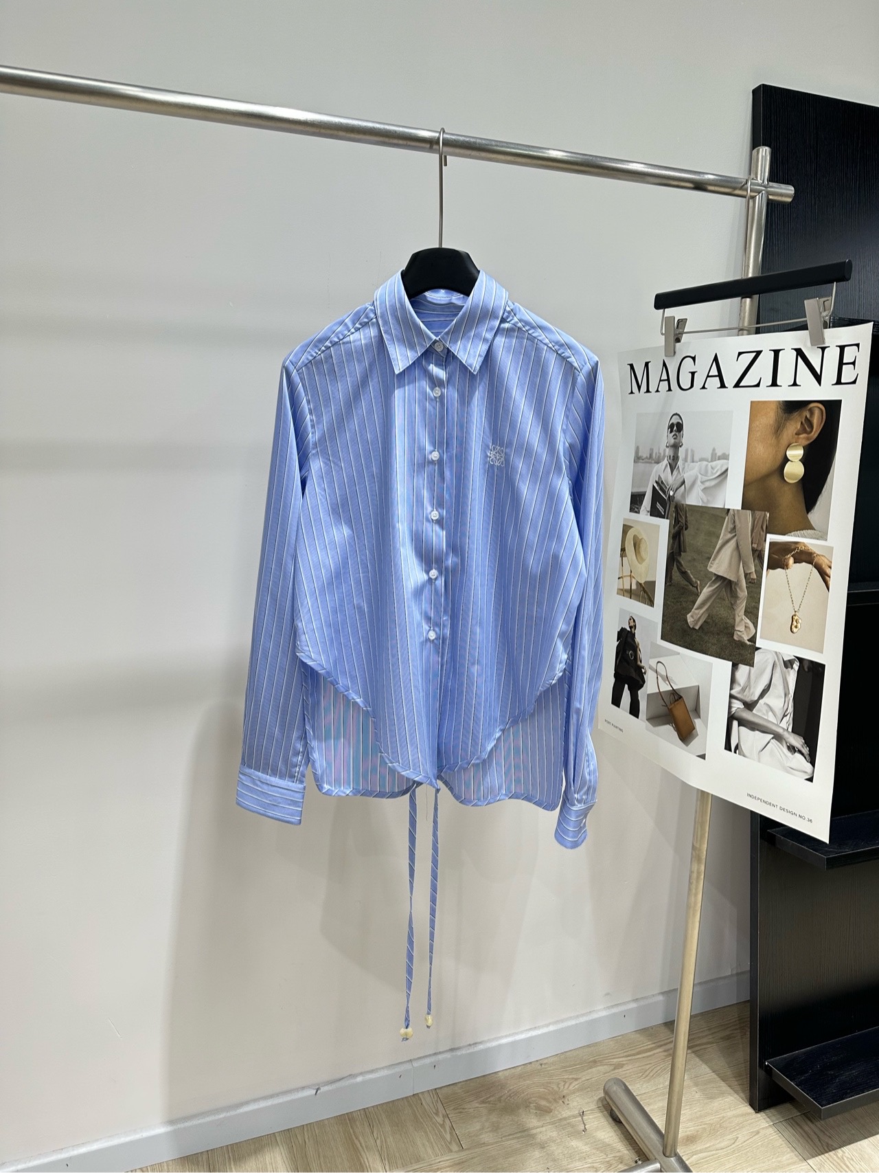 NO:831210,[Loe blue and white vertical striped drawstring long-sleeved shirt], fabric cotton, color blue and white vertical stripes, Loew* This blue and white striped embroidered long-sleeved shirt is made of cotton, soft and comfortable, suitable for daily commuting or casual wear. Classic lapels + pinstripes, embroidery embellishment on the chest, full of details. The waist tie design can be tied up to create different styles. It is easy to create a waistline, and the loose fit is highly tolerant. It is OK to wear alone or layered!  Korean style, paired with denim shorts and casual pants, you can easily get a casual and fashionable feeling. Flat size S shoulder width 41, bust 110, back length 67, sleeve length 64 M shoulder width 42, bust 114, back length 68, sleeve length 65 L shoulder width 43, bust 118, back length 69, sleeve length 66 Manual measurement will have an error of 2 to 3cm, which is normal, loewe, shorts, shirts,19860909【Loe蓝白竖条纹抽绳长袖衬衫】 ,面料棉 颜色蓝白竖条纹 Loew*这款蓝白条纹刺绣长袖衬衫 棉材质,柔软舒适 适合日常通勤或休闲穿搭 经典翻领+细条纹,胸前刺绣点缀,细节满分 腰部系带设计可自行系带出不同风格 轻松打造腰线,宽松版型包容性强 单穿或叠搭都很OK！ 韩系风格,搭配牛仔短裤、休闲裤 轻松get随性时髦感 平铺尺码 S肩宽41,胸围110,后衣长67,袖长64 M肩宽42,胸围114,后衣长68,袖长65 L肩宽43,胸围118,后衣长69,袖长66 手工测量会有2～3cm误差属于正常范围,,loewe,shorts,shirts,,Women's clothing