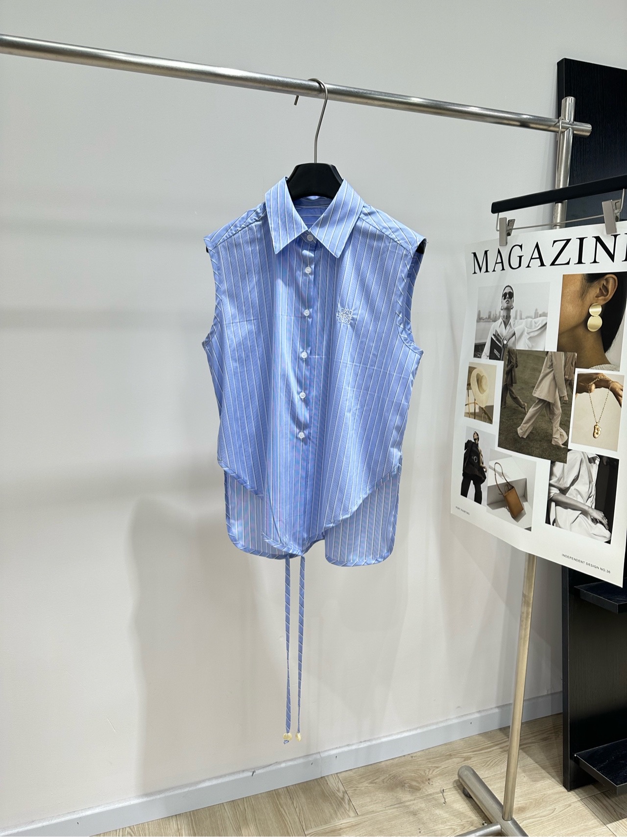 NO:831195,[loe blue and white vertical striped drawstring sleeveless shirt], fabric cotton, color blue and white stripes, LOEWE Paula’s Ibiza series blue and white striped sleeveless shirt, cotton poplin material, light and breathable, super comfortable to wear in summer!  Sleeveless + lapel design, refreshing and elegant. The striped color scheme is full of holiday atmosphere. The waist tie can adjust the length of the dress and modify the body proportions. The exquisite embroidery on the chest is super detailed. Whether commuting or vacationing, it looks great with linen pants or long skirts. You can easily get the relaxed summer style!  Flat size S shoulder width 42, bust 106, back length 67 M shoulder width 43, bust 110, back length 68 L shoulder width 44, bust 114, back length 69 Manual measurement will have an error of 2 to 3cm, which is within the normal range, loewe, skirts, shirts,19860909【loe蓝白竖条纹抽绳无袖衬衫】 ,面料棉 颜色蓝白条纹 LOEWE Paula’s Ibiza系列蓝白条纹无袖衬衫 棉府绸材质,轻盈透气,夏天穿超舒服！ 无袖+翻领设计,清爽又优雅 条纹配色满满度假氛围感 腰部系带可调节衣长,修饰身材比例 胸前精致刺绣超有细节感 无论通勤还是度假 搭配亚麻裤或长裙都很出彩 轻松get夏日松弛风！ 平铺尺码 S肩宽42,胸围106,后衣长67 M肩宽43,胸围110,后衣长68 L肩宽44,胸围114,后衣长69 手工测量会有2～3cm误差属于正常范围,,loewe,skirts,shirts,,Women's clothing