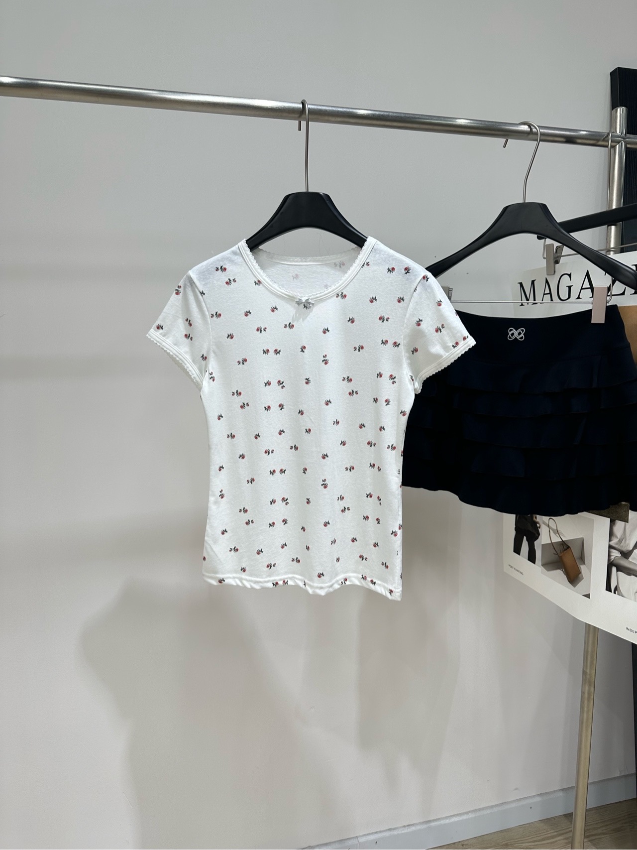 NO:831172,[Small rose floral round neck short-sleeved T], fabric cotton blend, color white, small round neck with lace + bow decoration, modify the neck line, weaken the shoulder width, gentle and slimming. The cuffs are designed with the same lace, full of details. Soft, waxy and breathable cotton fabric, soft and skin-friendly, not sweaty, with slight elasticity. Slim fit, not tight, no sense of restraint for daily wear. Flat size  S Shoulder width 40, bust 88, length 53, sleeve length 13 M Shoulder width 41, chest 92, length 54, sleeve length 14 L Shoulder width 42, chest 96, length 55, sleeve length 15 Manual measurement will have an error of 2 to 3cm, which is normal, T-shirt,19860909【玫瑰小碎花圆领短袖T】 ,面料棉混纺 颜色白色 小圆领搭配蕾丝花边+蝴蝶结装饰 修饰颈部线条,弱化肩宽,温柔又显瘦 袖口做了同款花边设计,细节感拉满 软糯透气的棉质面料 柔软亲肤不闷汗,自带微微弹力 修身不紧绷,日常穿也毫无束缚感 平铺尺码 S肩宽40,胸围88,衣长53,袖长13 M肩宽41,胸围92,衣长54,袖长14 L肩宽42,胸围96,衣长55,袖长15 手工测量会有2～3cm误差属于正常范围,,T-shirt,,Women's clothing