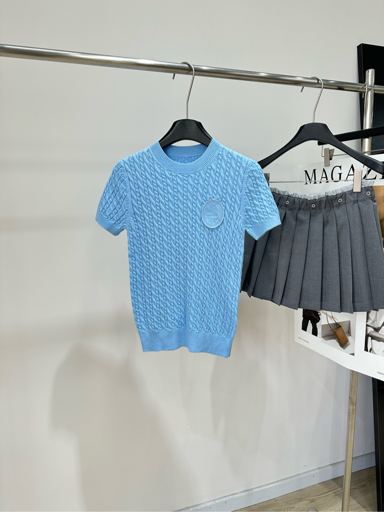 NO:832684,[D Ice Blue Badge Twist Round Neck Knitted Short Sleeves] Fabric Cotton Color Blue Dio*26 New Blue Cable Knitted Short Sleeves Cotton material is soft, skin-friendly and breathable, super comfortable to wear in summer!  Classic cable pattern + circular embroidered badge on the chest, full of details. Round neck, slim fit, outlines the body line. Short hem, optimized proportions, can be easily controlled by small people. The ice blue tone is white and fresh. It can be worn for commuting, dating, and leisure. It goes well with white pants, jeans or skirts. It is very practical to wear multiple clothes!  Flat size S shoulder width 34, bust 68 stretch, length 53, sleeve length 18 M shoulder width 35, chest 72 stretch, length 54, sleeve length 19 L shoulder width 36, bust 76 stretch, length 55, sleeve length 20 Manual measurement will have an error of 2 to 3cm, which is within the normal range, dior, skirts, jeans, T-shirt,19860909【D冰蓝色徽章麻花圆领针织短袖】 面料棉 颜色蓝色 Dio*26新款蓝色绞花针织短袖 全棉材质柔软亲肤又透气,夏天穿超舒服！ 经典绞花纹理+胸前圆形刺绣徽章,细节满分 圆领修身版型,勾勒身形线条 短款下摆优化比例,小个子也能轻松驾驭 冰蓝色调显白又清新 通勤、约会、休闲都能穿 搭配白裤、牛仔裤或半裙都很出彩 一衣多穿超实用！ 平铺尺码 S肩宽34,胸围68弹力,衣长53,袖长18 M肩宽35,胸围72弹力,衣长54,袖长19 L肩宽36,胸围76弹力,衣长55,袖长20 手工测量会有2～3cm误差属于正常范围,,dior,skirts,jeans,T-shirt,,Women's clothing