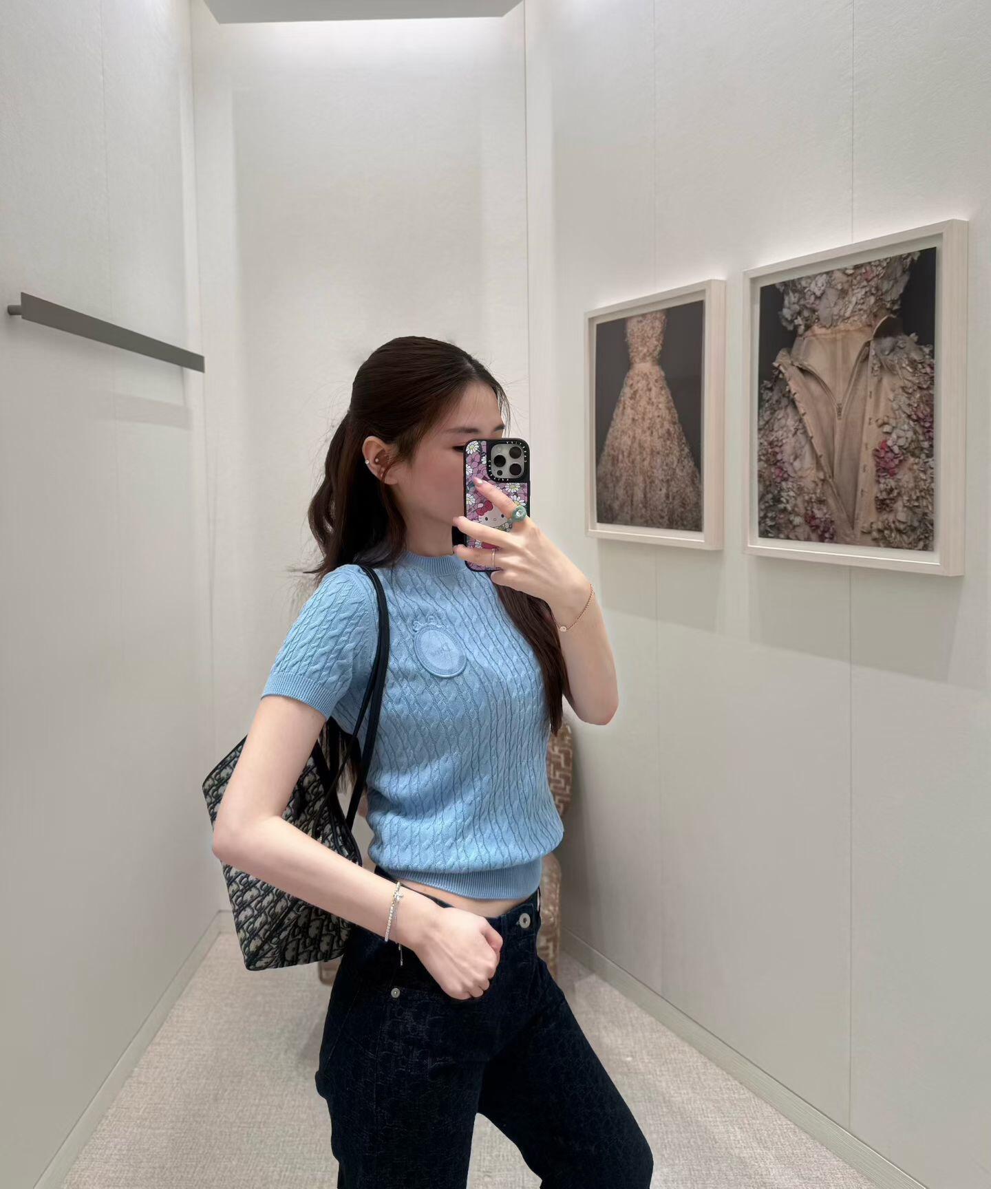 NO:832691,Refreshing light blue tone, gentle and white. It is completely exclusive for spring and summer~ Three-dimensional twist pattern weaving, the texture is delicate and textured. The upper body is soft, skin-friendly and breathable, making it full of comfort.19860909清爽浅蓝色调,温柔又显白 完全是春夏专属氛围感～ 立体麻花纹织法,肌理细腻又有质感 上身软糯亲肤还透气,舒适度拉满,,,Women's clothing