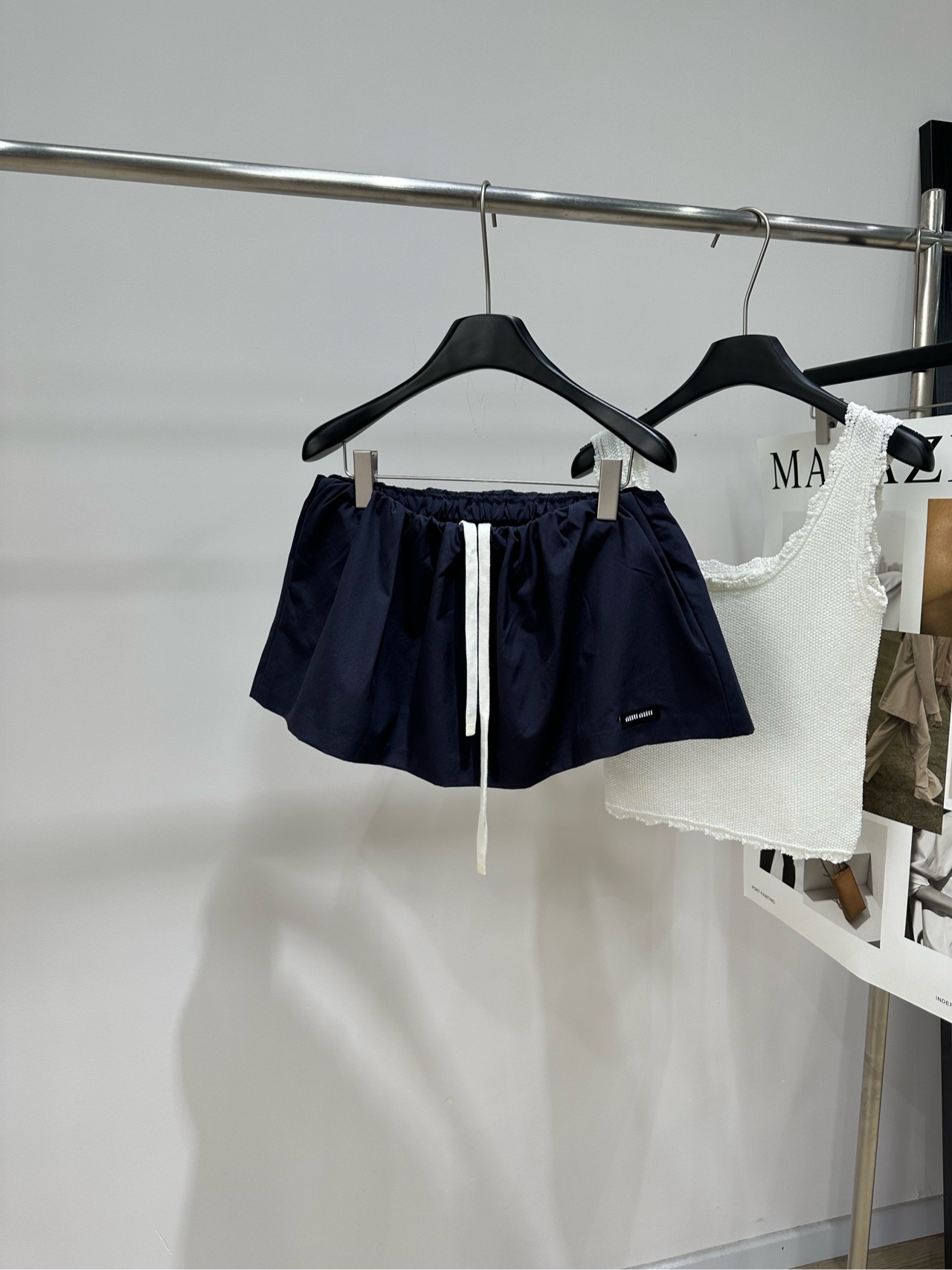 NO:839304,[M Navy Drawstring Mini Puff Skirt] Fabric Cotton Blended Color Navy Miu* This bud-shaped drawstring skirt is dark navy + white drawstring, simple and yet stylish!  The fluffy silhouette is very playful and energetic. The light fabric is very comfortable to wear in summer. The drawstring can adjust the elasticity, practical and fashionable. It can be easily used for daily outings, sports, and leisure. Pair it with a short top or sweater. It has a youthful feel, and you can switch between college style or sweet and cool style. The lay-flat size has lined shorts. S waist 70 elastic, hip 92, skirt length 28 M waist 74 elastic, hip 96, skirt length 29  L waist circumference 78 elastic, hip circumference 100, skirt length 30. Manual measurement will have an error of 2~3cm, which is within the normal range. Miumiu, skirts, shorts,19860909【M藏蓝抽绳迷你蓬蓬短裙】 面料棉混纺 颜色藏蓝 Miu*这款花苞型抽绳短裙 深藏青色+白色抽绳,简约又有设计感！ 蓬松廓形超显俏皮活力 轻薄面料夏天穿超舒服 抽绳可调节松紧,实用又时髦 日常出街、运动、休闲都能轻松驾驭 搭配短款上衣或针织衫 青春感满满,学院风or甜酷风随心切换 平铺尺码有内衬短裤 S腰围70弹力,臀围92,裙长28 M腰围74弹力,臀围96,裙长29 L腰围78弹力,臀围100,裙长30 手工测量会有2~3cm误差属于正常范围,,miumiu,skirts,shorts,,Women's clothing