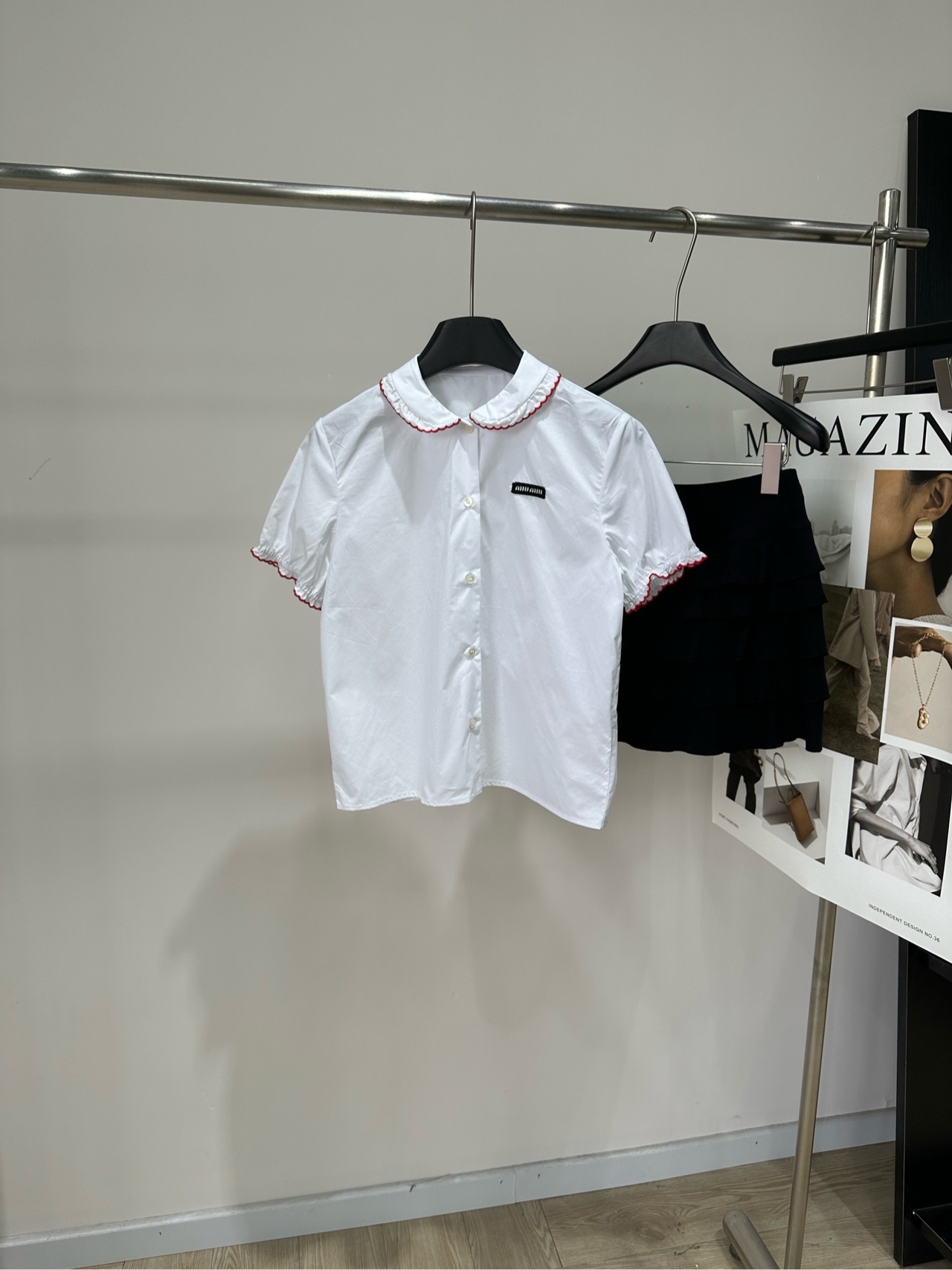 NO:835476,[M red lace white baby doll collar short-sleeved shirt] Made of 100% cotton, color white. Miu's white baby doll collar short-sleeved shirt is made of cotton, breathable and comfortable, perfect for spring and summer!  The red trimmed doll collar + cuff details are full of retro college style, age-reducing and playful. The brand logo on the chest is highly recognizable. The short-sleeved design can be easily used for daily commuting and campus. Pair it with a pleated skirt or high-waisted pants. You can switch between sweet or college style as you like. Easily get a girly feeling!  Flat size S shoulder width 38, chest circumference 94, length 55, sleeve length 20 M shoulder width 39, chest circumference 98, length 56, sleeve length 21 L shoulder width 40, chest circumference 102, length 57, sleeve length 22 There will be an error of 2 to 3cm in manual measurement, which is within the normal range,,miumiu,skirts,shirts,T-shirt,19860909【M红花边白色娃娃领短袖衬衫】 面料全棉 颜色白色 Miu这款白色娃娃领短袖衬衫 棉质透气又舒适,春夏穿超合适！ 红色镶边娃娃领+袖口细节 复古学院风满满,减龄又俏皮 胸前品牌徽标,辨识度高 短袖设计日常通勤、校园都能轻松驾驭 搭配百褶裙或高腰裤 甜美or学院风随心切换 元气少女感轻松get！ 平铺尺码 S肩宽38,胸围94,衣长55,袖长20 M肩宽39,胸围98,衣长56,袖长21 L肩宽40,胸围102,衣长57,袖长22 手工测量会有2～3cm误差属于正常范围,,miumiu,skirts,shirts,T-shirt,,Women's clothing